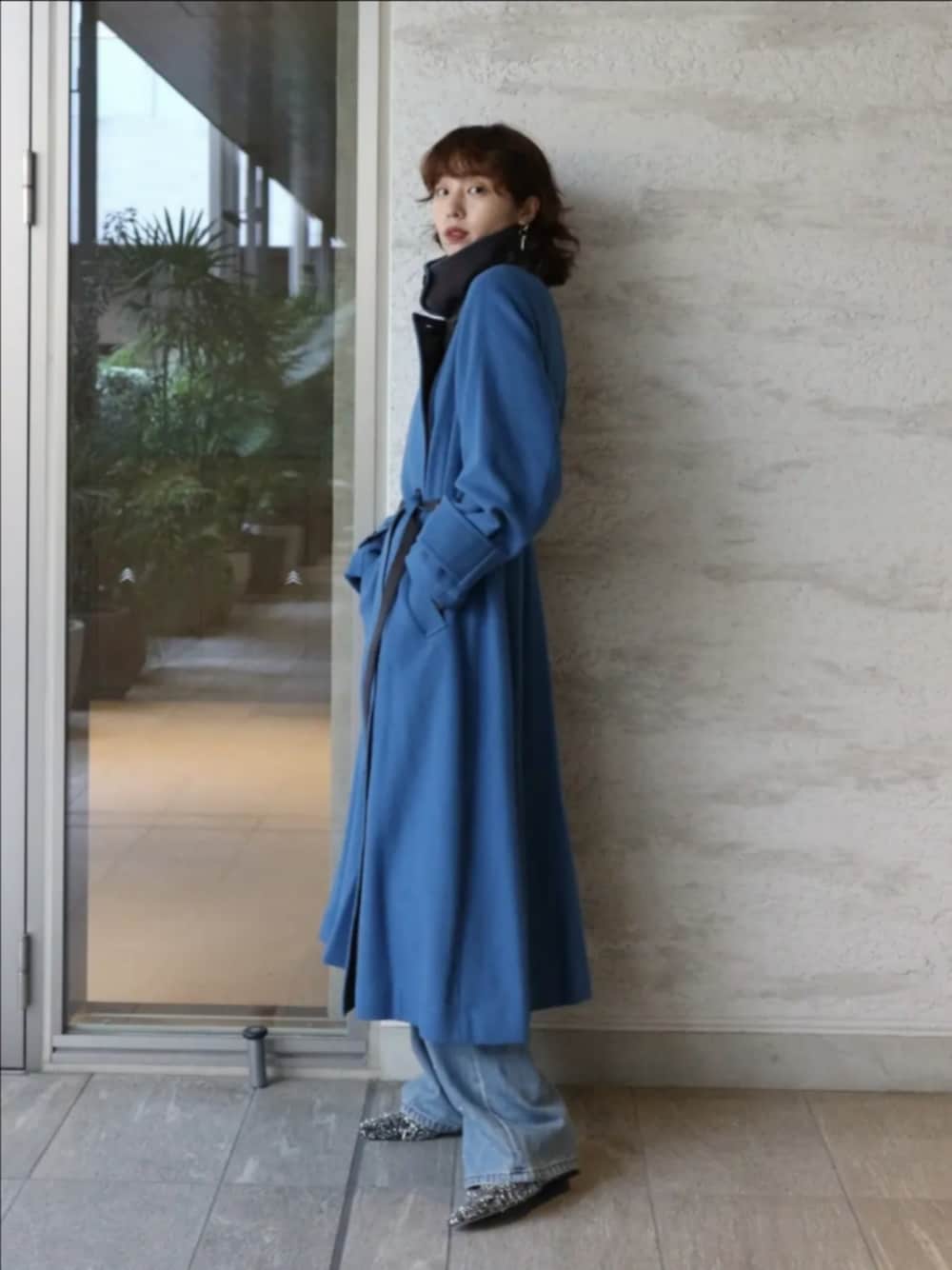 「お出かけコーデ、大人コーデ、デニム、ワントーンコーデ、アウター、コート、ロングコート、フレアコート、カラーアウター、アウターコーデ、ブルー、ブルーコーデ、シルバーシューズ、冬コーデ、バイカラー」｜「AmeriのGLITTER FRINGE PUMPS（パンプス、シルバー系）」を使った、AMERI VINTAGEさん（レディース・154cm）の秋コーディネートの1枚目の写真