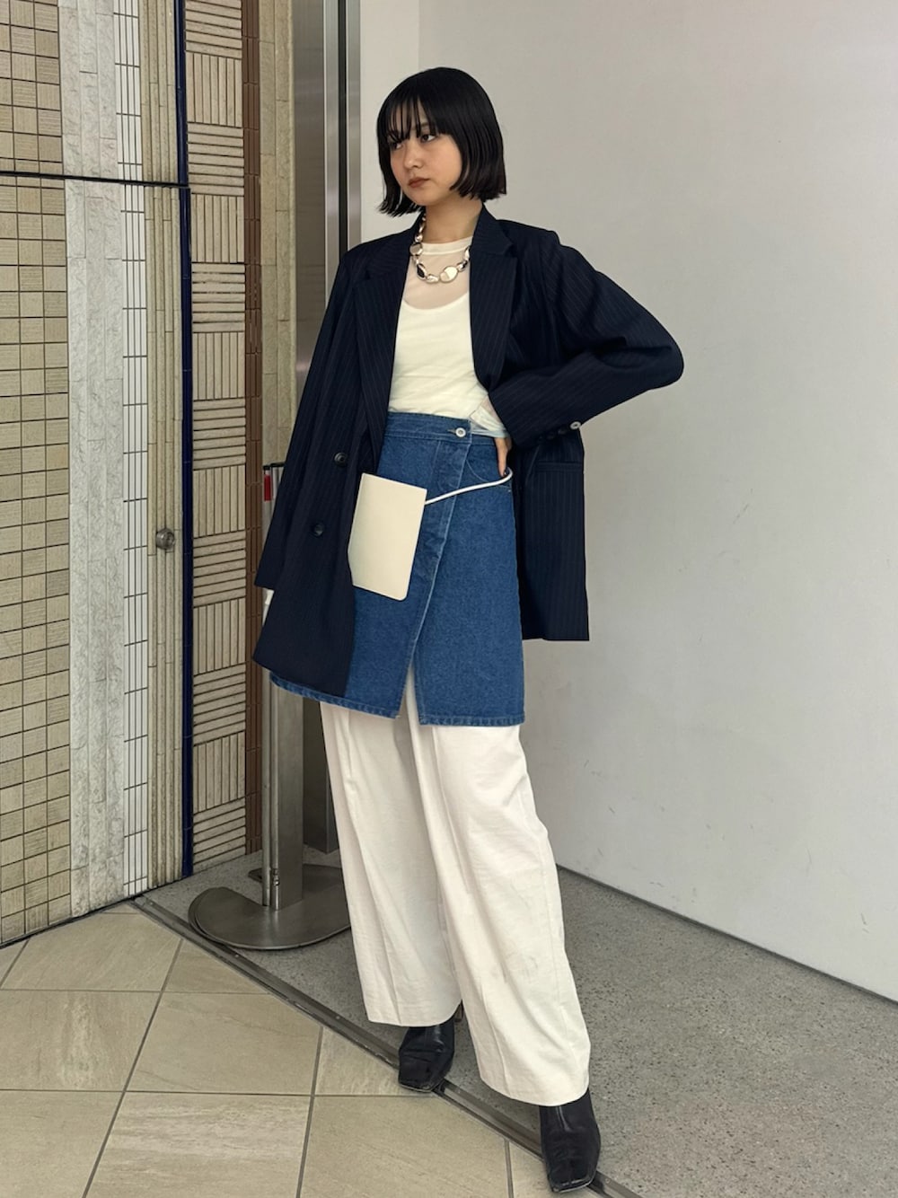 「AMERI、amerivintage、春、春服、ジャケット、デニム、ストライプ、異素材、パンツスタイル、レイヤードスタイル、オフィスカジュアル、キレイめ、オトナ女子、パンツコーデ、ootd」｜「AmeriのDENIM CORSET COMBINE JACKET（テーラードジャケット、ブルー系）」を使った、AMERI VINTAGEさん（レディース・160cm）の冬コーディネートの1枚目の写真