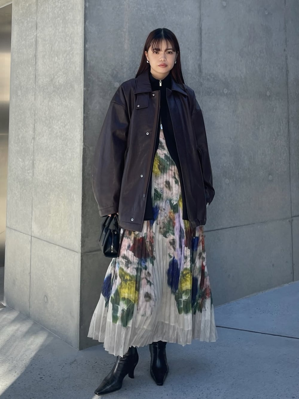 「AMERI、amerivintage、最近のいい感じコーデ、冬アウター、お出かけコーデ、オトナ女子、冬、休日スタイル、クリスマスコーデ、きれいめコーデ、冬のコーデ、大人かわいい、女子会コーデ、デートコーデ、柄ワンピース」｜「Ameriのアイテム（ジャケット/アウター、ブラウン系）」を使った、AMERI VINTAGEさん（レディース・154cm）の冬コーディネートの1枚目の写真