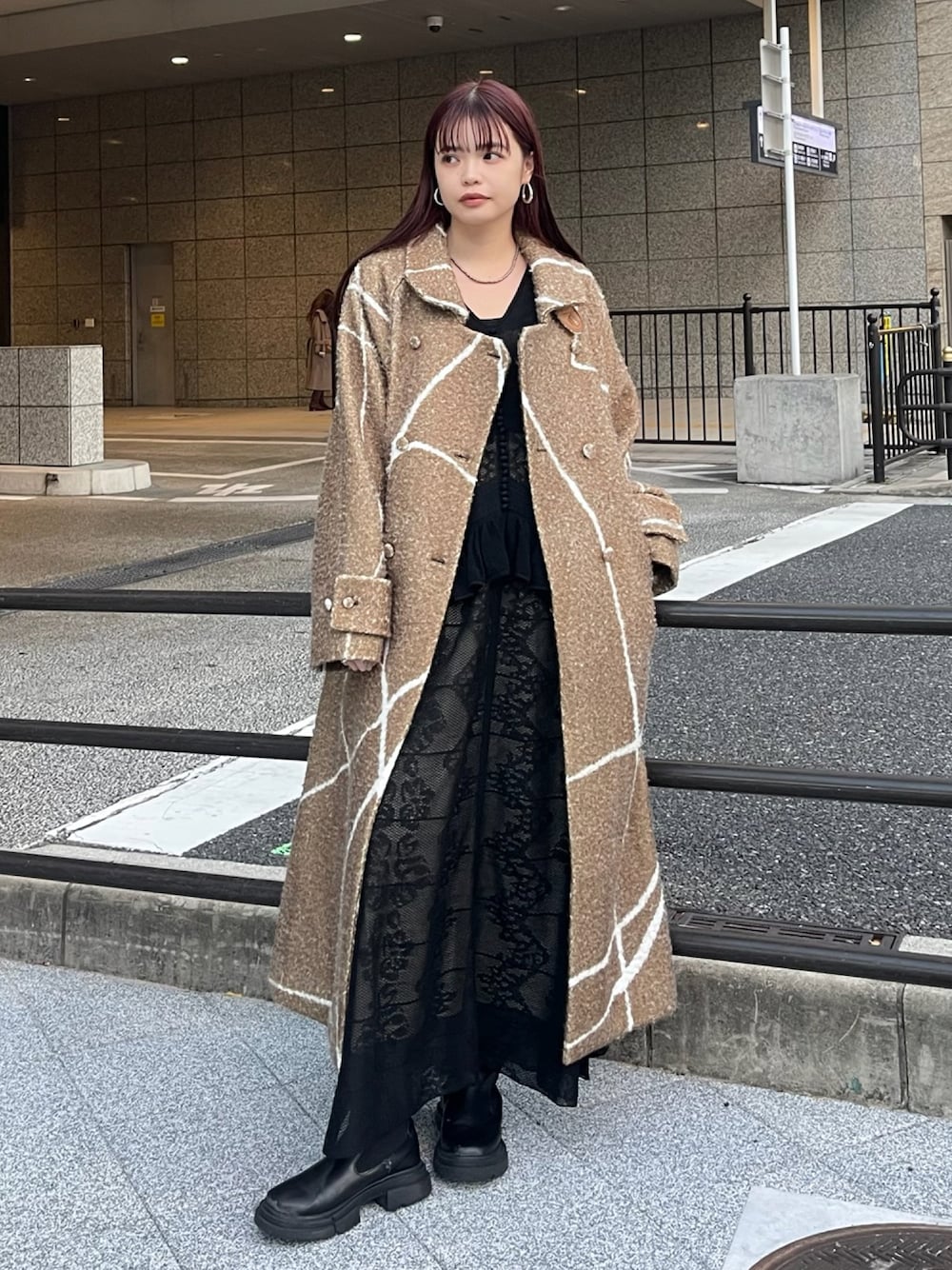 「AMERI、amerivintage、冬コーデ、マイベストコーデ2024、あったかコーデ、クリスマスに着たい服、クリスマス、パーティースタイル、ロングコート、お出かけコーデ、女子会、ニットワンピース、キレイめコーデ、冬アウター、オトナ女子」｜「AmeriのLITTLE FLARE LINE ART LONG COAT（ステンカラーコート、ブラウン系）」を使った、AMERI VINTAGEさん（レディース・160cm）の冬コーディネートの1枚目の写真