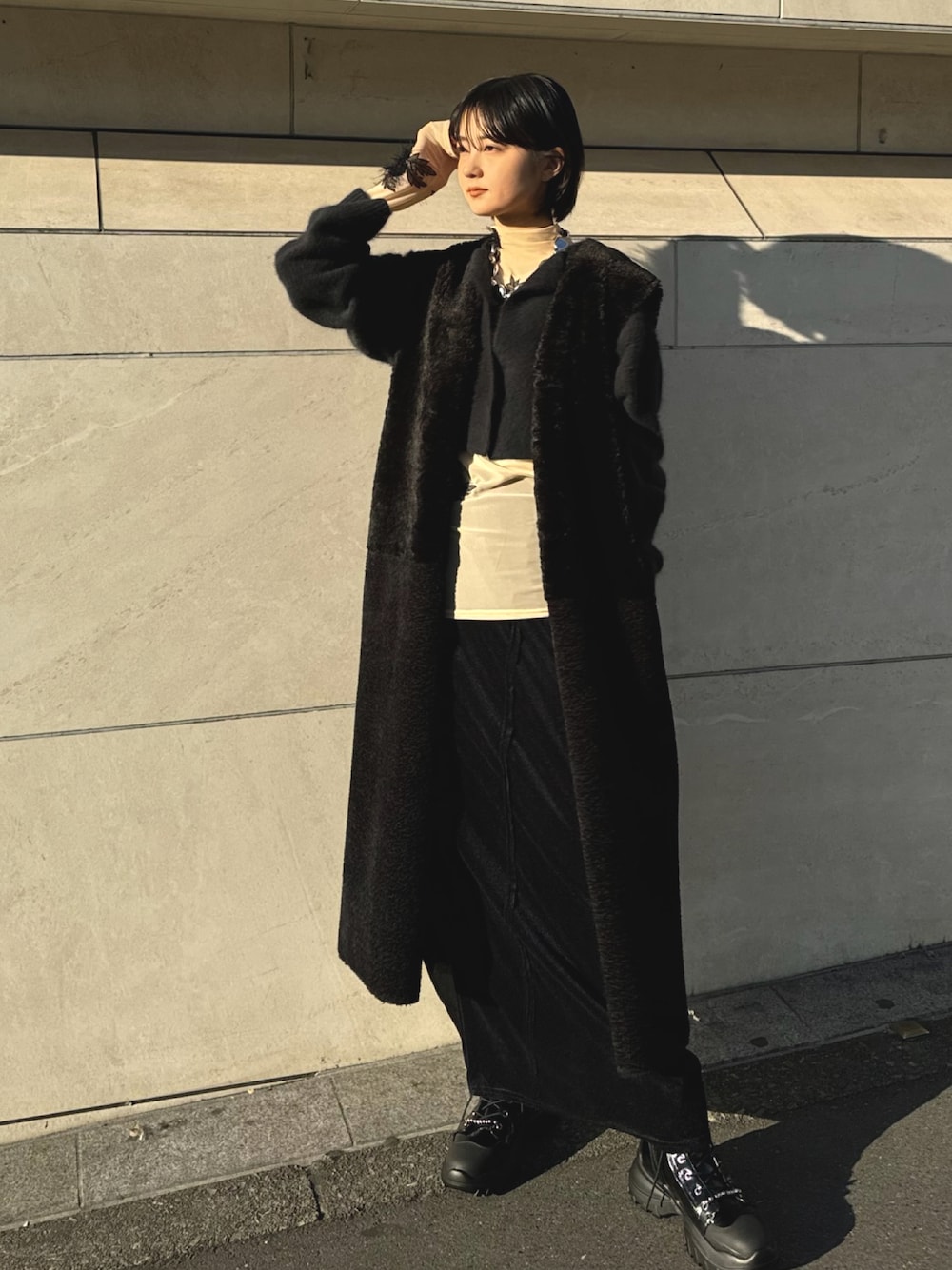 「AMERI、amerivintage、冬コーデ、クリスマスに着たい服、オトナカジュアル、おでかけコーデ、レイヤードスタイル、ボア、ファー、ベスト、ベロアスカート、大人女子、大人ガーリー、最近のいい感じコーデ、ブラックコーデ」｜「AmeriのUND SHEER VELOUR PENCIL SKIRT（スカート、ブラック系）」を使った、AMERI VINTAGEさん（レディース・160cm）の冬コーディネートの1枚目の写真