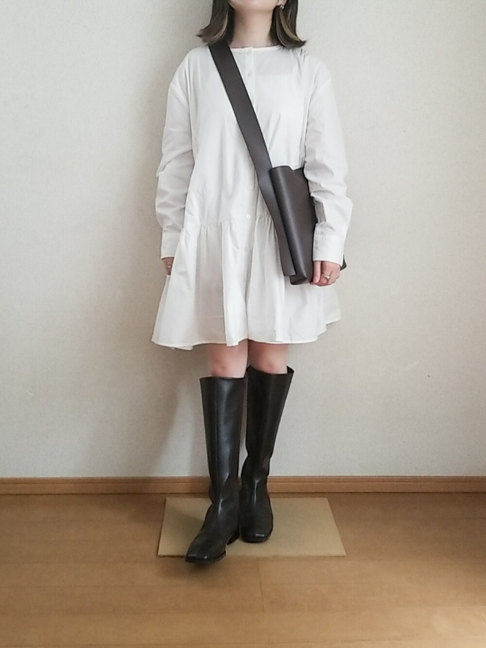 「大人ガーリー、大人カジュアル、プチプラコーデ、シンプルコーデ、チュニック、チュニックワンピ、ミニワンピ、ホワイト×ブラウン、ロングブーツ、低身長コーデ、韓国ファッション、だから秋服が好き」｜「coca（coca）の＼＼新色登場／／ギャザーフレアチュニックノーカラーシャツ（シャツ/ブラウス、ホワイト系）」を使った、cham*ﾟさん（レディース・146cm）の秋コーディネートの1枚目の写真