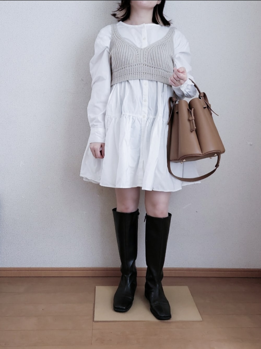 「大人カジュアル、大人ガーリー、レイヤードスタイル、低身長コーデ、秋服まるっと大公開、mamekurogouchi、マメクロゴウチ、マメクロ、ビスチェ、ミニワンピ、ロングブーツ、韓国ファッション、polene、カヌレバッグ」｜「coca（coca）の＼＼新色登場／／ギャザーフレアチュニックノーカラーシャツ（シャツ/ブラウス、ホワイト系）」を使った、cham*ﾟさん（レディース・147cm）の秋コーディネートの1枚目の写真