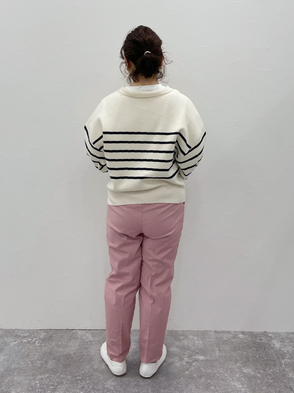 ブラック系のニット/セーター、ピンク系のその他パンツ、ベージュ系のショルダーバッグを着用したレディースの冬コーディネートの2枚目の写真