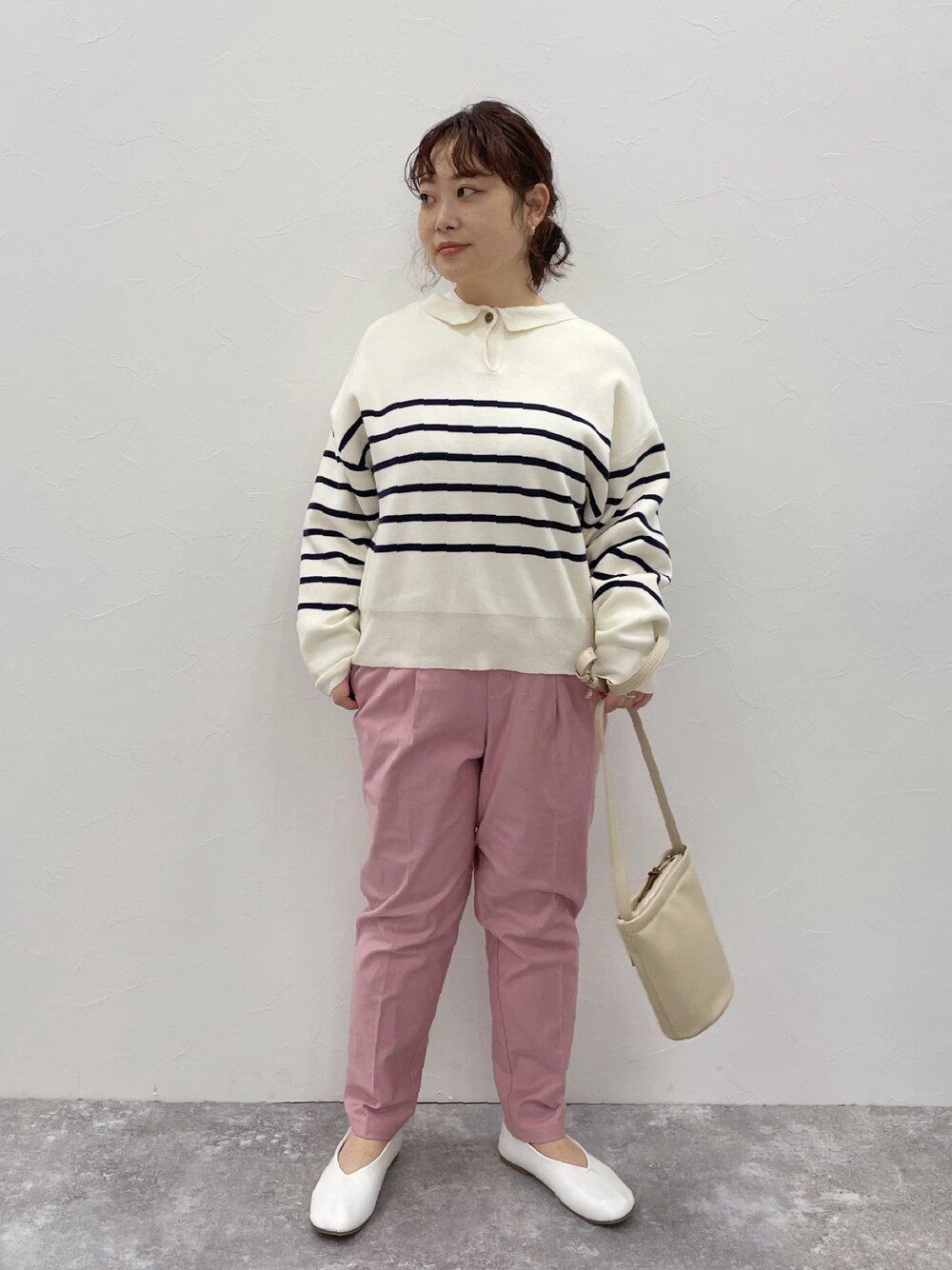 ブラック系のニット/セーター、ピンク系のその他パンツ、ベージュ系のショルダーバッグを着用したレディースの冬コーディネートの4枚目の写真