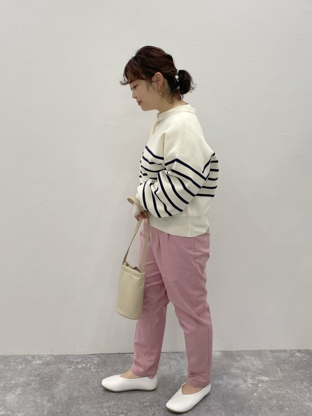 ブラック系のニット/セーター、ピンク系のその他パンツ、ベージュ系のショルダーバッグを着用したレディースの冬コーディネートの3枚目の写真