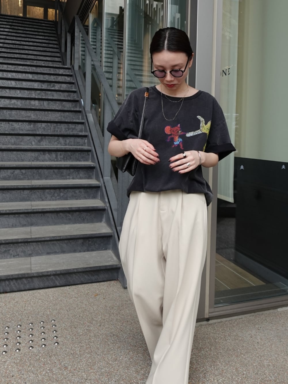 「AKTE、大人カジュアル、大人女子、オトナカジュアル、オトナ女子、トムとジェリー、トムジェリ、コラボTシャツ、シンプルコーデ、休日スタイル、低身長コーデ、夏コーデ、大人かわいい、パンツスタイル、低身長女子」｜「AKTEのトム＆ジェリーTシャツ（Tシャツ/カットソー、ブラック系）」を使った、momokoさん（レディース・155cm）の春コーディネートの1枚目の写真