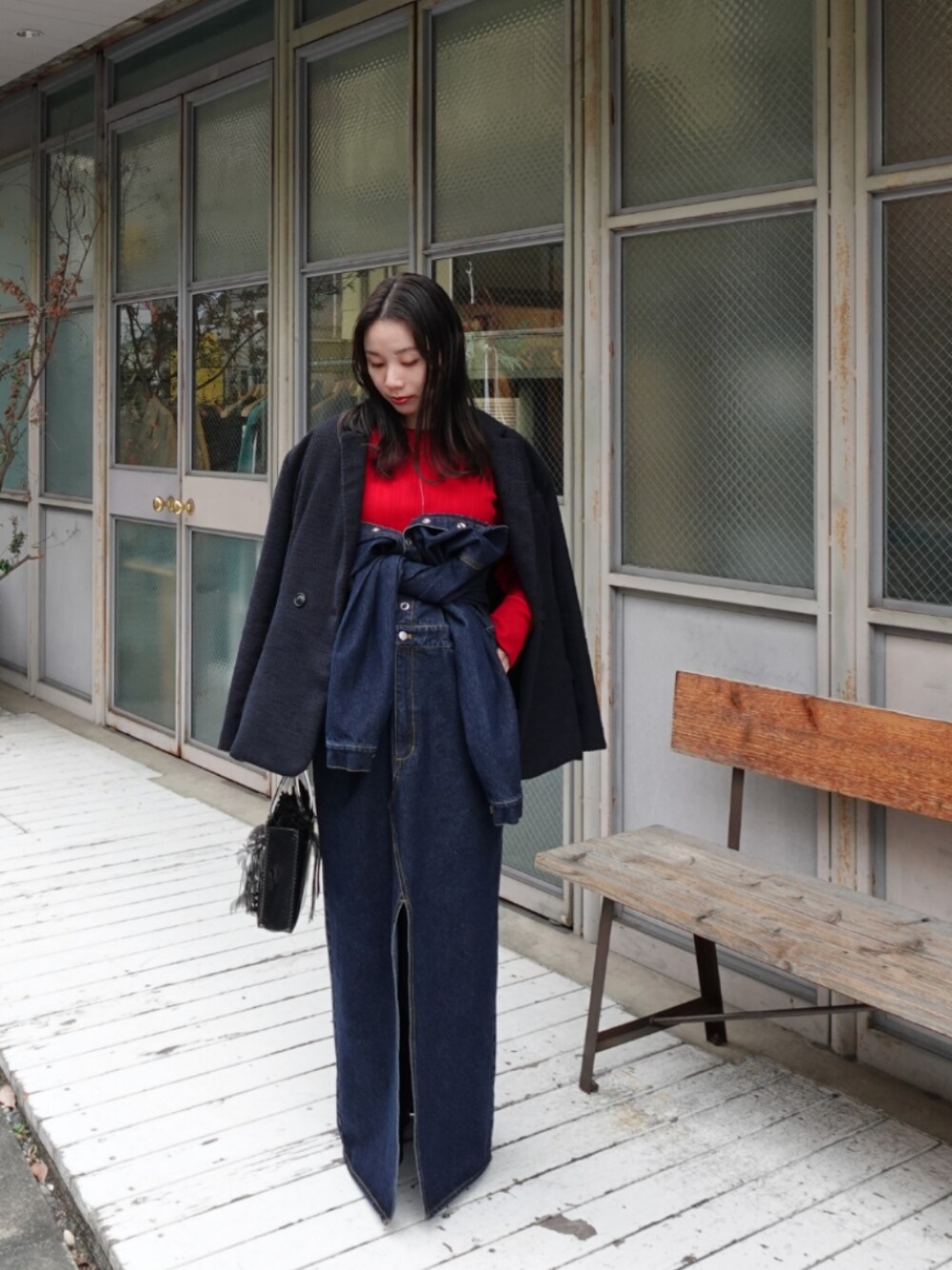 「AKTE、冬コーデ、アウター、ジャケット、ニット、カラーコーデ、レッド、デニム、低身長、休日スタイル」｜「AKTEのパディングテーラードジャケット（テーラードジャケット、ブラック系）」を使った、momokoさん（レディース・155cm）の冬コーディネートの1枚目の写真