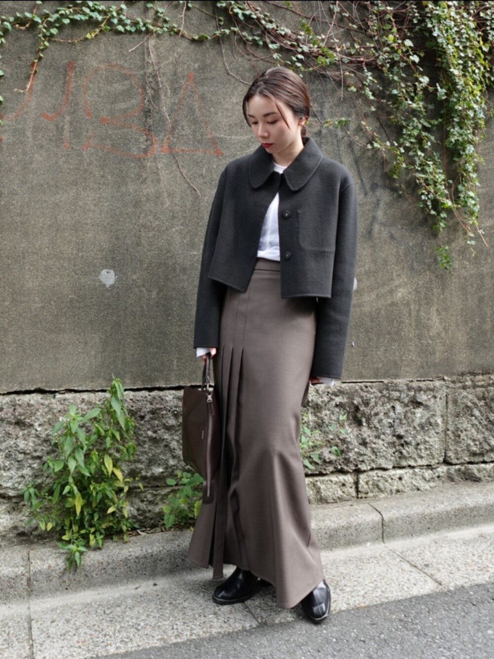 「AKTE、オトナカジュアル、オトナ女子、低身長、秋コーデ、冬コーデ、ショートジャケット、休日スタイル、スカート、お出かけコーデ」｜「JIL SANDERのTOOTIE MD（クラッチバッグ、ブラウン系）」を使った、momokoさん（レディース・155cm）の秋コーディネートの1枚目の写真