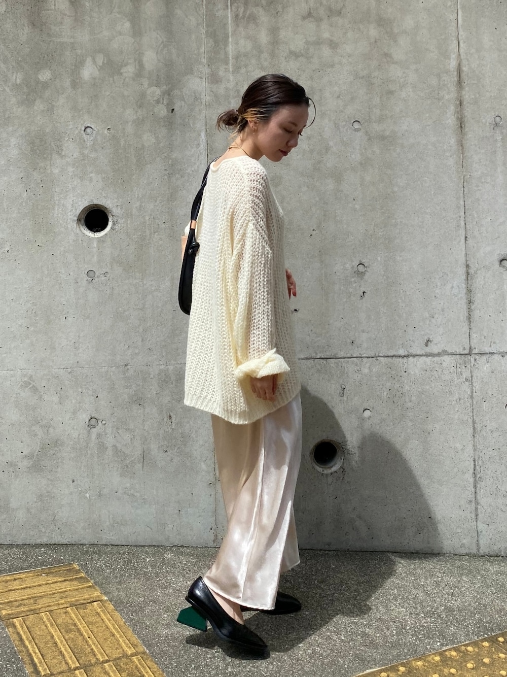 「AKTE、オトナ女子、秋コーデ、休日スタイル、ワンピース、モヘアニット、ホワイト」｜「AKTEのサテンキャミソールワンピース（ワンピース、ホワイト系）」を使った、momokoさん（レディース・154cm）の夏コーディネートの1枚目の写真