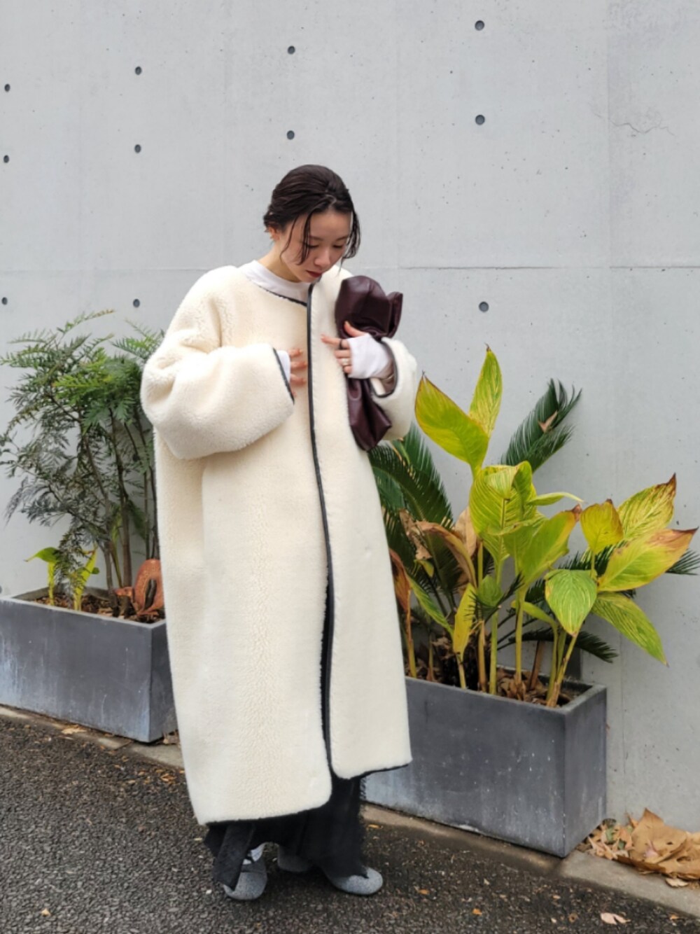 AKTEのノーカラーコートを使った「ボアブルゾン」の人気ファッション 
