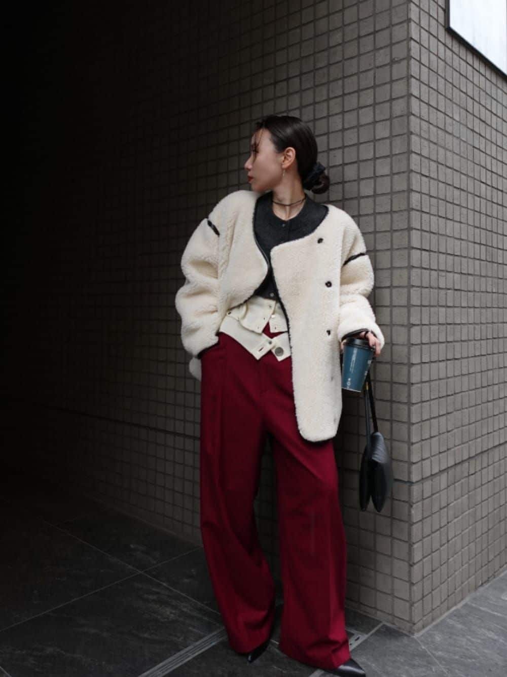 ホワイト系のダウンジャケット/コート、レッド系のその他パンツを着用したレディースの秋コーディネートの1枚目の写真