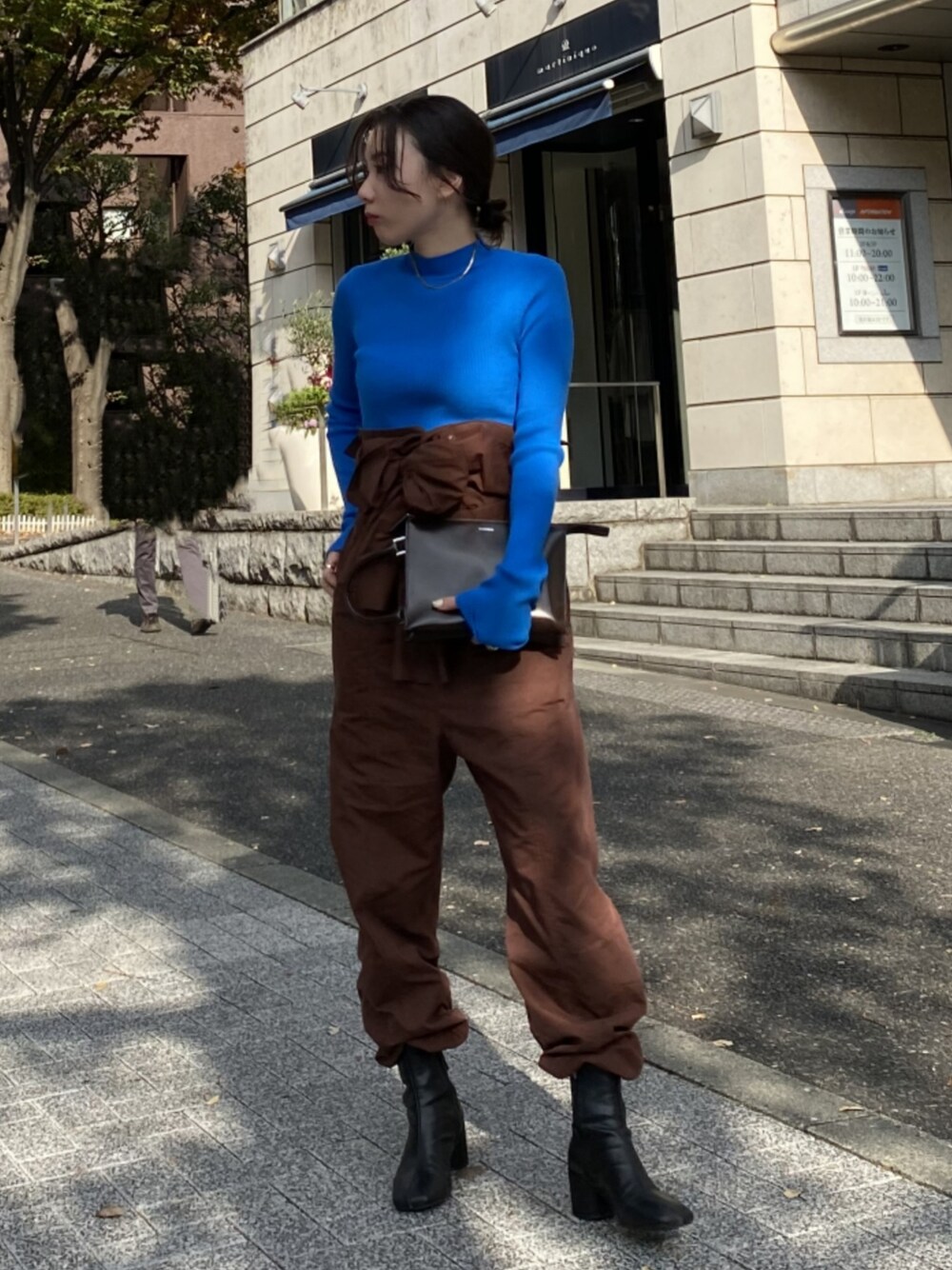 「AKTE、秋コーデ、冬コーデ、オトナカジュアル、オトナ女子、カラーコーデ、ニット、ブルー、ジャンプスーツ、低身長」｜「AKTEのハイネックタイトリブニットプルオーバー（ニット/セーター、ブルー系）」を使った、momokoさん（レディース・154cm）の秋コーディネートの1枚目の写真