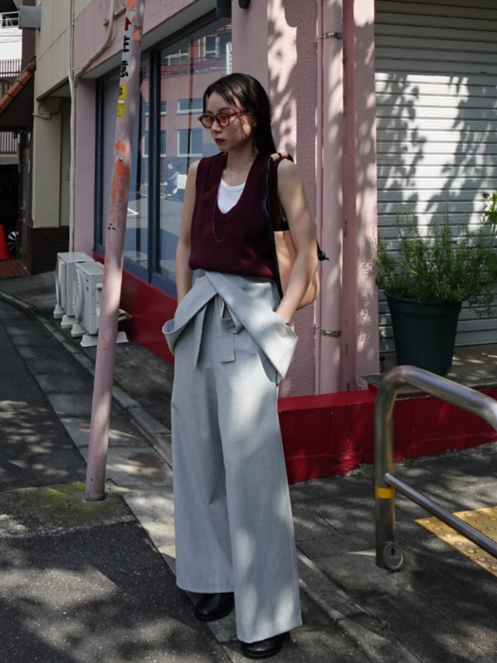 「AKTE、オトナカジュアル、大人カジュアル、大人女子、ジャンプスーツ、秋コーデ、休日スタイル、お出かけコーデ、パンツスタイル、低身長」｜「AKTEのVネックジャンプスーツ（つなぎ/オールインワン、ブラック系）」を使った、momokoさん（レディース・155cm）の秋コーディネートの1枚目の写真