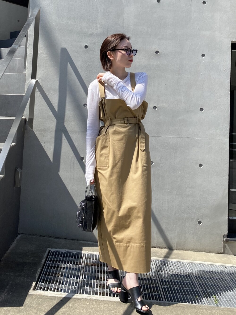 「AKTE、オトナカジュアル、オトナ女子、ジャンパースカート、春コーデ、夏コーデ、休日スタイル、低身長、初夏コーデ、ベージュ、シンプルコーデ、骨格ウェーブ」｜「AKTEのウエストマークジャンパースカート（ジャンパースカート、ベージュ系）」を使った、momokoさん（レディース・155cm）の春コーディネートの1枚目の写真