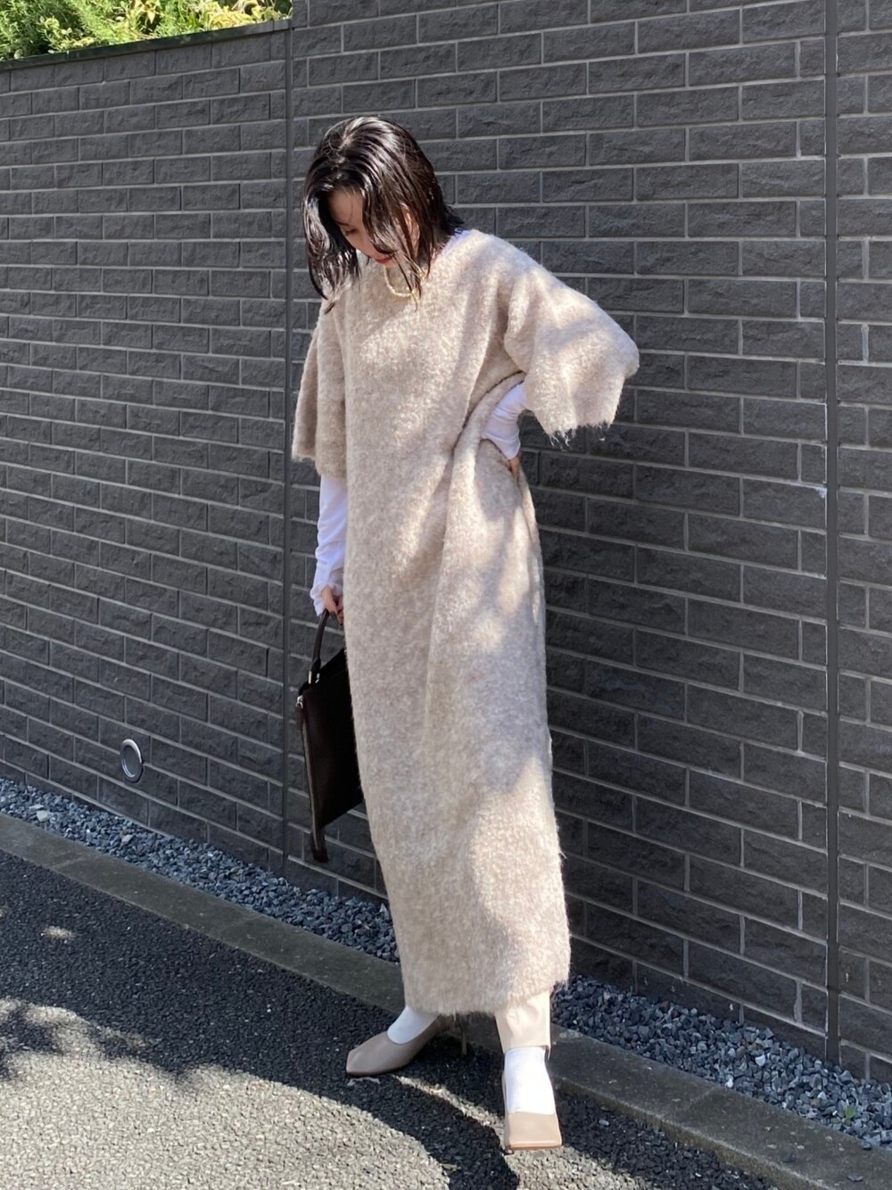 「AKTE、オトナカジュアル、オトナ女子、秋コーデ、秋服準備はじめました、冬がはじまるよ、ニットワンピース、ベージュ、低身長」｜「AKTEのラウンドヘムカットソープルオーバー（Tシャツ/カットソー、ホワイト系）」を使った、momokoさん（レディース・154cm）の秋コーディネートの1枚目の写真