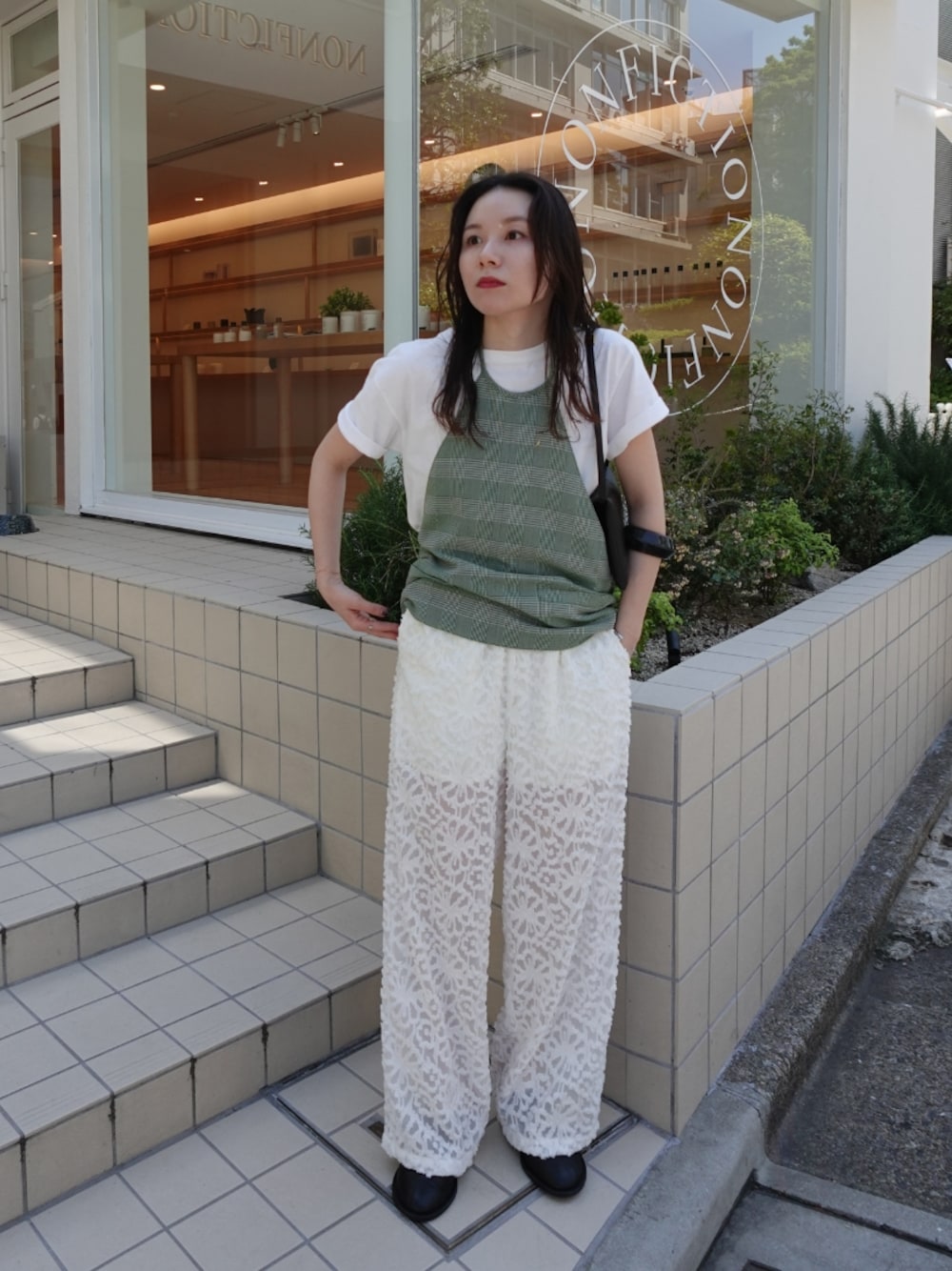 「AKTE、大人カジュアル、オトナカジュアル、オトナ女子、オトナカワイイ、白Tシャツ、お出かけコーデ、低身長コーデ、デートコーデ、初夏コーデ、夏コーデ、夏ファッション、30代コーデ、パンツスタイル」｜「AKTEのジャガードパンツ（その他パンツ、ホワイト系）」を使った、momokoさん（レディース・155cm）の春コーディネートの1枚目の写真