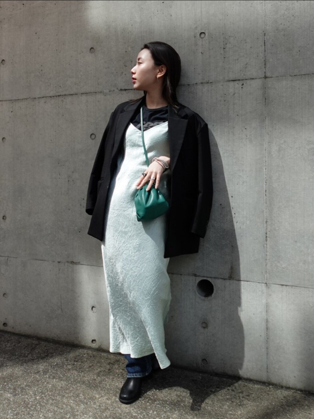 「AKTE、春ファッション、オトナカジュアル、オトナ女子、ジャケット、ワンピース、カラーコーデ、レイヤードスタイル、休日スタイル、低身長」｜「AKTEのオーバーサイズボックスジャケット（テーラードジャケット、ブラック系）」を使った、momokoさん（レディース・155cm）の春コーディネートの1枚目の写真