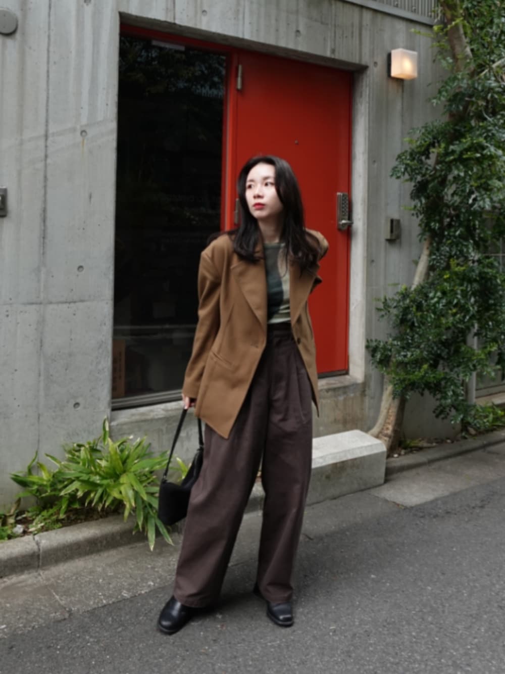 「AKTE、大人カジュアル、オトナカジュアル、オトナ女子、ジャケット、テーラードジャケット、春コーデ、低身長、パンツスタイル」｜「AKTEのハイウエストコットンタックパンツ（その他パンツ、グレー系）」を使った、momokoさん（レディース・155cm）の春コーディネートの1枚目の写真