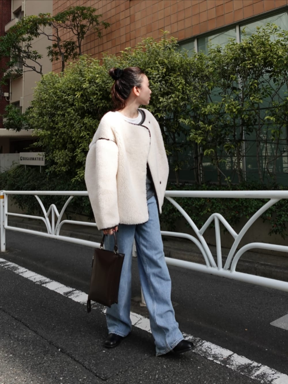 「AKTE、大人カジュアル、大人コーデ、冬コーデ、ボア、ボアコート、アウター、シンプルコーデ、お出かけコーデ、休日スタイル」｜「AKTEのボアミドルブルゾン（ブルゾン、ホワイト系）」を使った、momokoさん（レディース・155cm）の秋コーディネートの1枚目の写真
