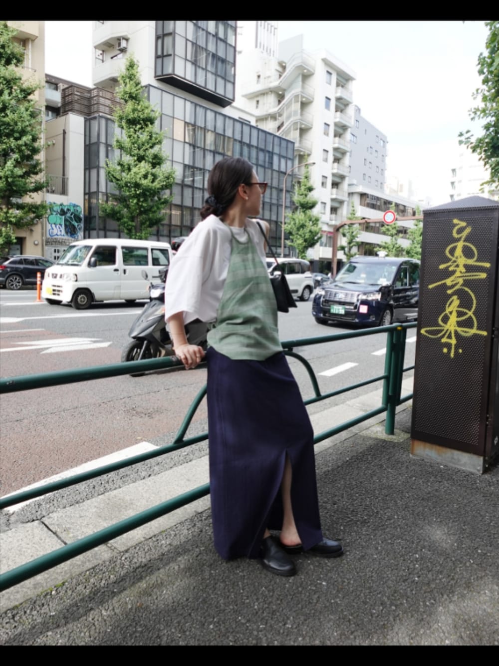 「AKTE、大人カジュアル、大人女子、オトナカジュアル、オトナ女子、スカート、休日スタイル、お出かけコーデ、低身長、夏休み、夏コーデ、カラーコーデ」｜「AKTEのコットンスリットスカート（スカート、ブルー系）」を使った、momokoさん（レディース・155cm）の夏コーディネートの1枚目の写真