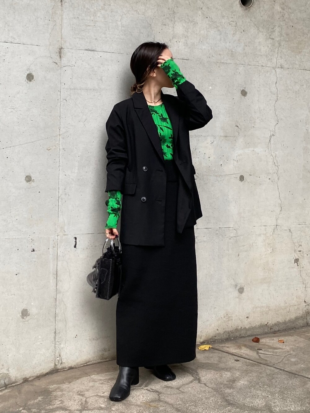 「AKTE、オトナカジュアル、オトナ女子、秋コーデ、秋服準備はじめました、冬コーデ、ジャケット、モノトーン、グリーン、低身長」｜「AKTEのダブルロングジャケット（テーラードジャケット、ブラック系）」を使った、momokoさん（レディース・154cm）の秋コーディネートの1枚目の写真
