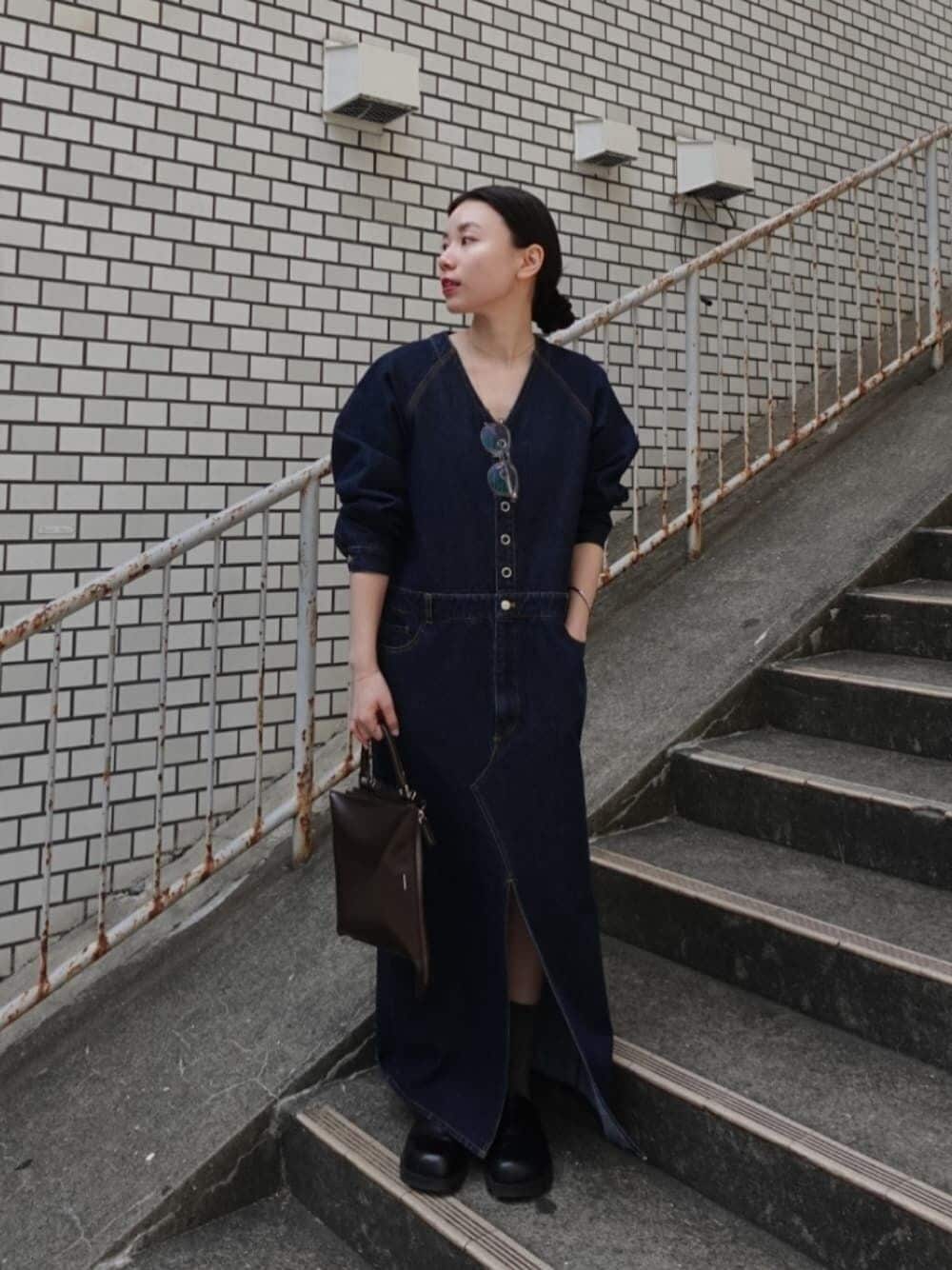 「AKTE、大人カジュアル、オトナカジュアル、オトナ女子、デニムドレス、デニム、春コーデ、低身長、春色、ワンピース、休日スタイル、デートコーデ、お出かけコーデ、春服コーデ、低身長コーデ」｜「AKTEのVネックデニムドレス（ワンピース、ブルー系）」を使った、momokoさん（レディース・155cm）の春コーディネートの1枚目の写真