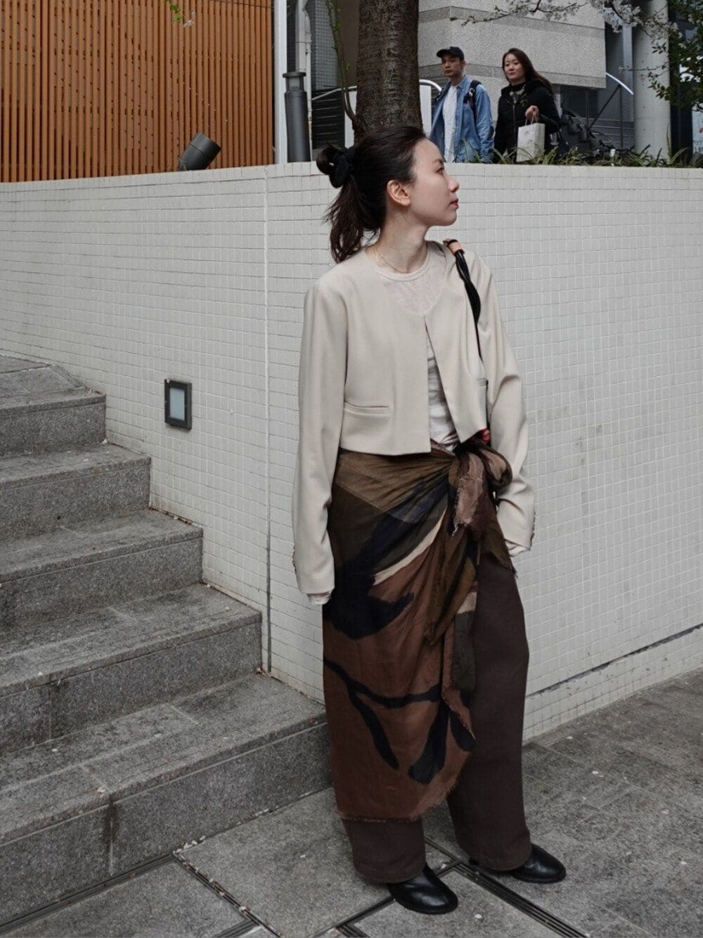 「スカーフ、春色、春めき満開コーデ、休日スタイル、お出かけコーデ、大人カジュアル、春服コーデ、キレイめカジュアル、お花見コーデ、大人女子、150cm台コーデ、パンツコーデ、AKTE、低身長」｜「AKTEのノーカラーショートジャケット（ノーカラージャケット、ベージュ系）」を使った、momokoさん（レディース・155cm）の春コーディネートの1枚目の写真
