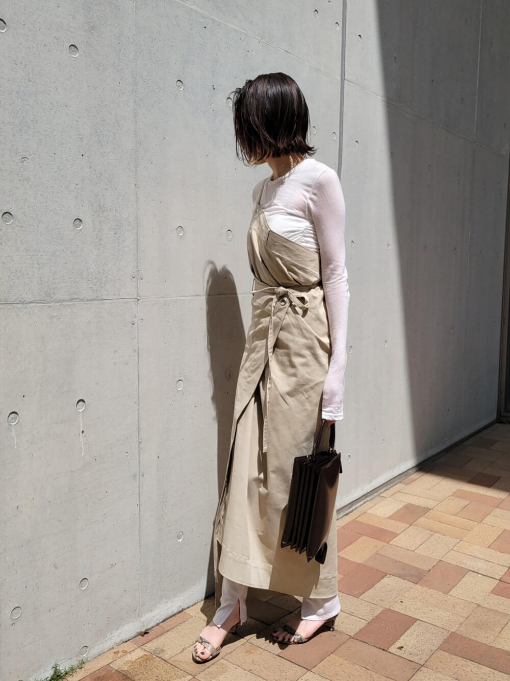 「AKTE、休日スタイル、レイヤードスタイル、ジャケット、ベージュ、JILSANDER、低身長、低身長コーデ」｜「AKTEのサイドギャザータイトプルオーバー（Tシャツ/カットソー、ホワイト系）」を使った、momokoさん（レディース・154cm）の夏コーディネートの1枚目の写真