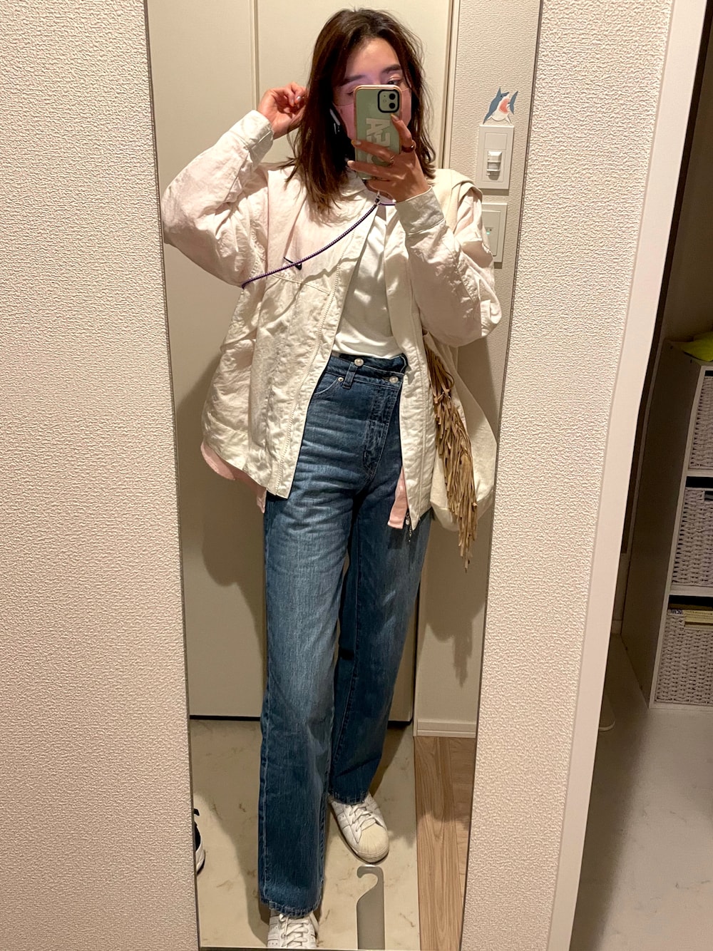 「オトナカジュアル、春服、NIKE、LOWRYS FARM、アシメパンツ、ハイウエストデニム、adidas、ホワイトジャケット、デニム、春アウター、nikeコーデ、searoomlynn、ピンクコーデ」｜「LOWRYS FARMのＣＯＮＥ／アシメデニムパンツ　344646（デニムパンツ、ブルー系）」を使った、mryさん（骨格ナチュラル・レディース・163cm）の春コーディネートの1枚目の写真
