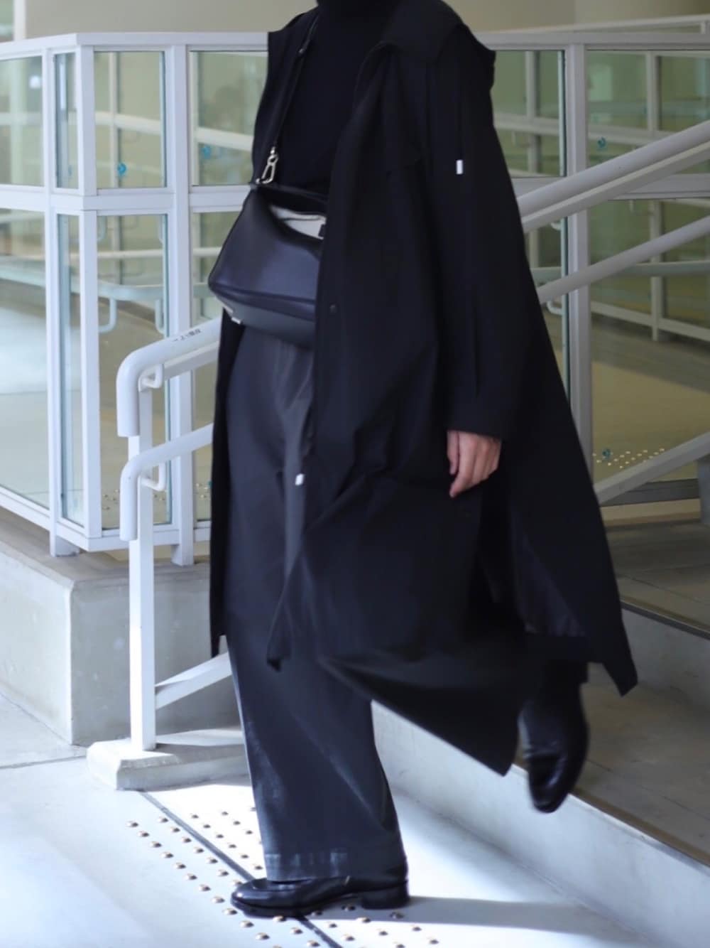「春服みてみて、春服、カジュアルコーデ、きれいめカジュアル、ワイドパンツ、お洒落さんとつながりたい、ゆるコーデ、春アウター、いいね、save、フォローお願いします🤑、ブーツ、モード、モノトーン、タックイン、コート、ブラック」｜「THE RERACSのアイテム（その他アウター、ブラック系）」を使った、ymさん（メンズ・180cm）の春コーディネートの1枚目の写真