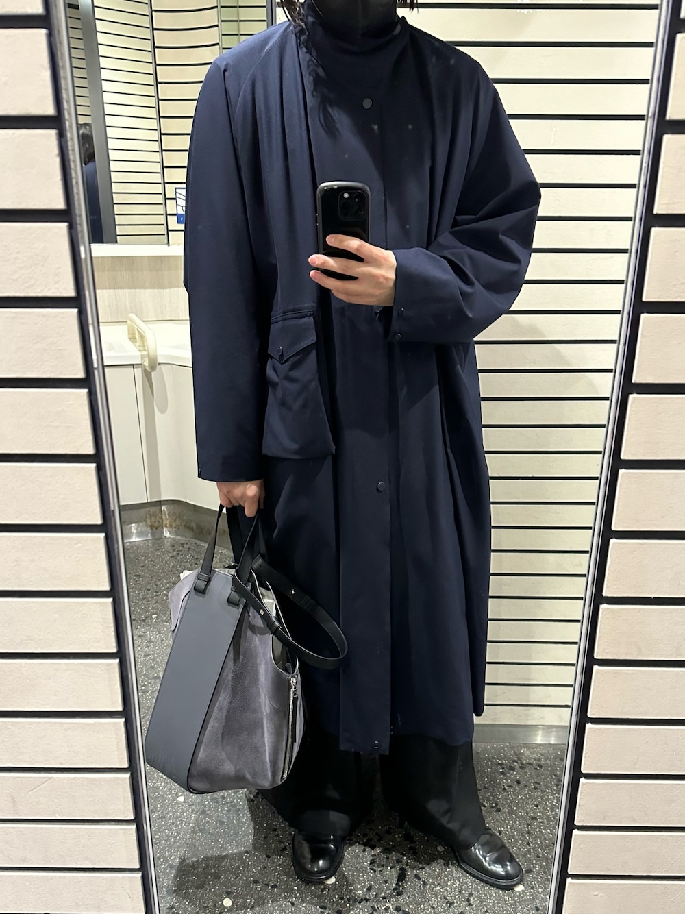 「冬のコーデ、大人コーデ、ワイドパンツ、シンプル、モード、ロングコート、シンプルコーデ、大人カジュアル、Maison Margiela、LOEWE、いいね、save、フォローお願いします🤑、リラックススタイル、休日コーデ、おしゃれさんと繋がりたい、きれいめカジュアル」｜「HYKEのアイテム（その他アウター、ブルー系）」を使った、ymさん（メンズ・182cm）の冬コーディネートの1枚目の写真