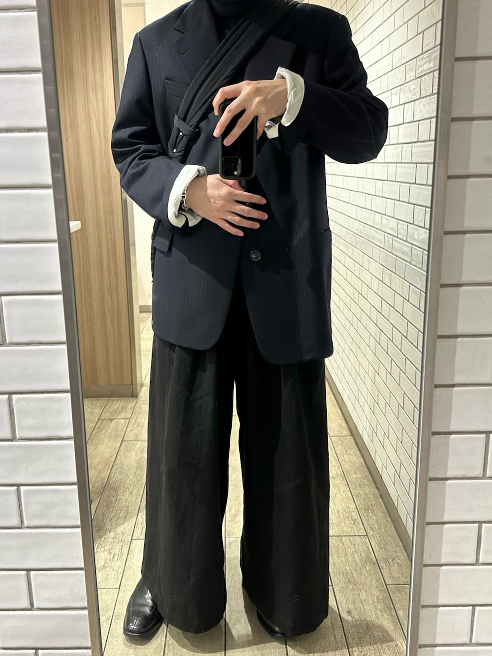 「おしゃれさんと繋がりたい、メンズコーデ、ビッグシルエット、春服、おでかけコーデ、スラックス、革靴、タートルネック、きれいめコーディネート、ジャケット、ワイドパンツ、ブーツ、driesvannoten、Maison Margiela、BOTTEGA VENETA」｜「DRIES VAN NOTENのBEXTER 3185 M.W.JACKET（テーラードジャケット、ブルー系）」を使った、ymさん（メンズ・182cm）の冬コーディネートの1枚目の写真