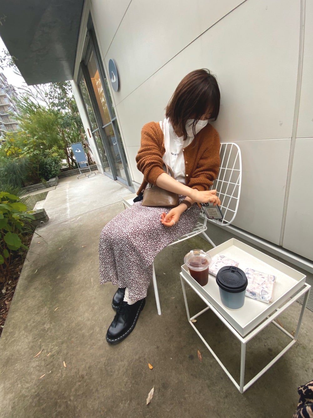 「低身長コーデ、花柄スカート、TINA:JOJUN」｜「TINA：JOJUNのカーディガン 綿スラブニット TINA：JOJUN（カーディガン/ボレロ、ブラウン系）」を使った、ぐらさん（レディース・152cm）の秋コーディネートの1枚目の写真