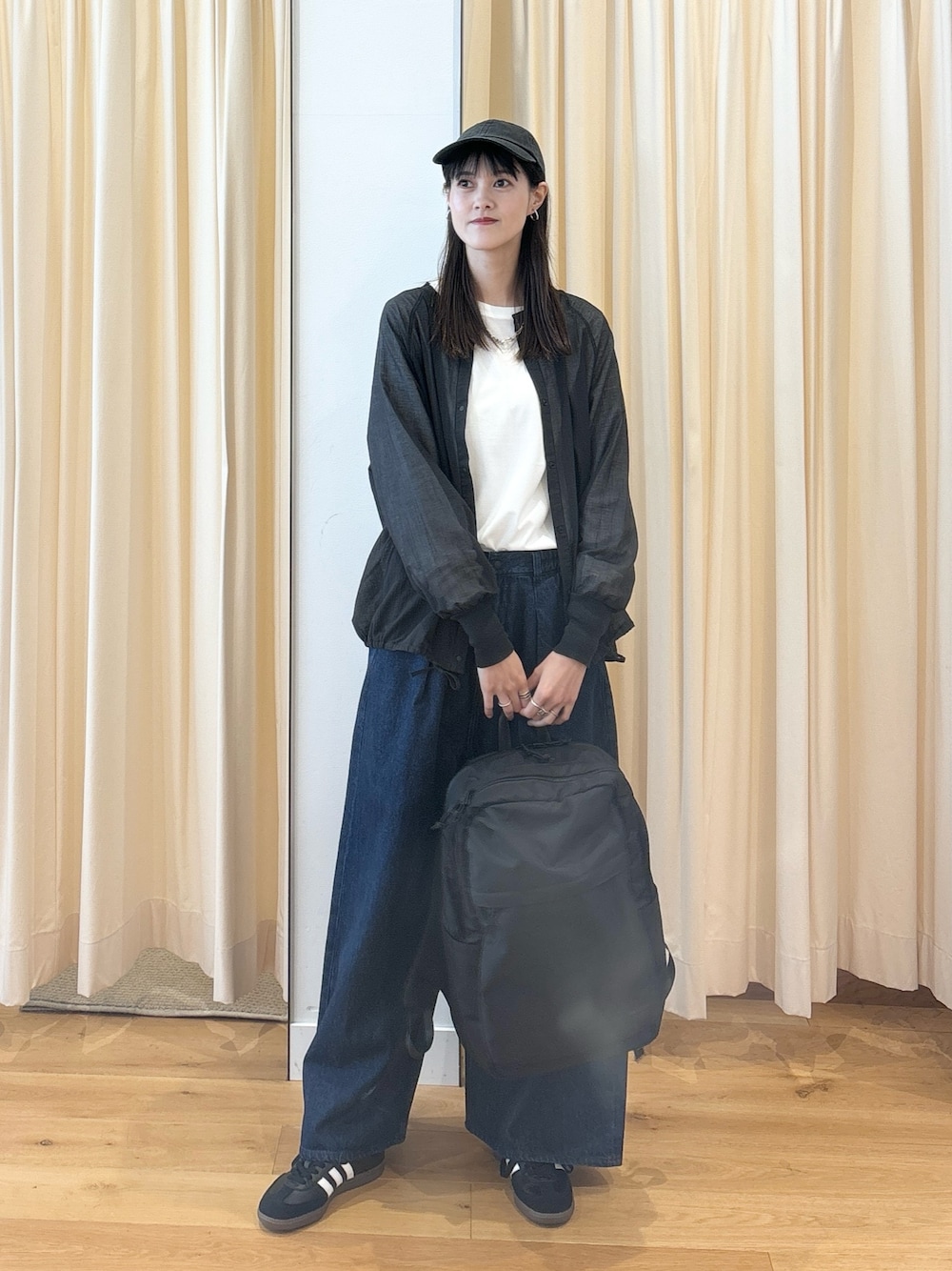 「EKALのシアーブラウスカーディガン（カーディガン/ボレロ、ブラック系）」を使った、murayamaさん（レディース・170cm）の秋コーディネートの1枚目の写真