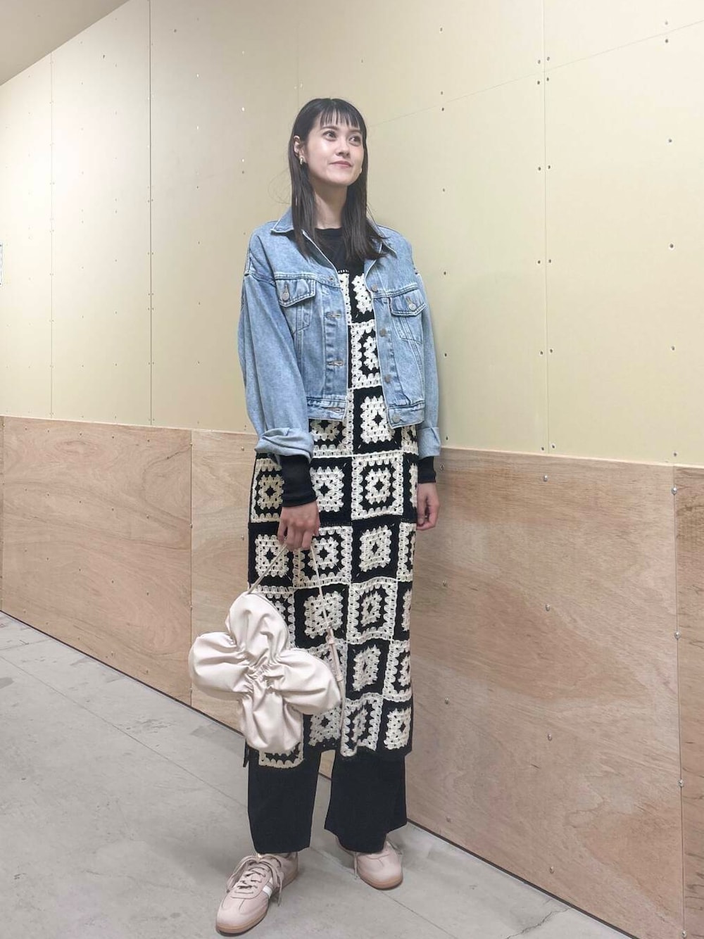 パッチワーククロシェニットワンピースを使った人気ファッション