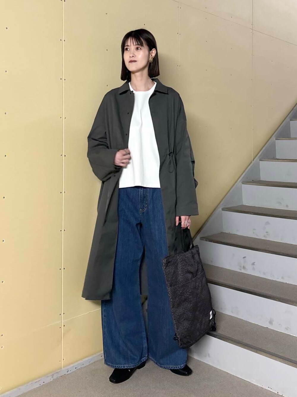 「大人カジュアル、ママコーデ、パンツスタイル、doors、170cm、高身長、高身長コーデ、キレイめカジュアル、ここでしか手に入らない別注アイテム、高身長おススメアウター、ナチュラル×ブルベ冬、春アウターコーデ、ナチュラル×カジュアル、ナチュラル×高身長、私の推しデニムスタイル」｜「RODE SKOの『MADE IN JAPAN』スクエアトゥプチメタルローファー（ローファー、ブラック系）」を使った、murayamaさん（レディース・170cm）の春コーディネートの1枚目の写真