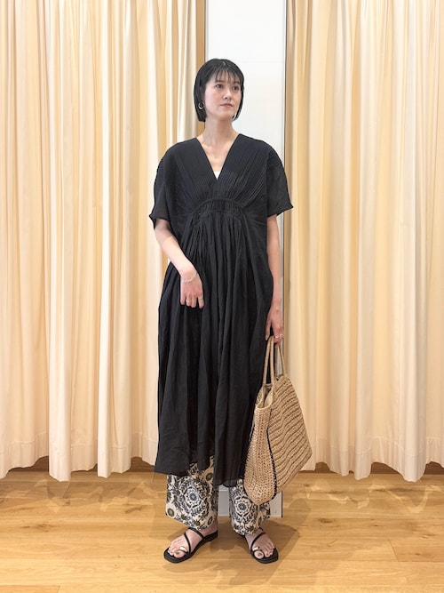 Pheeta コットンワンピース 黒 ロング丈 ギャザー ピンタック ピンタックギャザーワンピース（ワンピース）｜URBAN RESEARCH DOORS