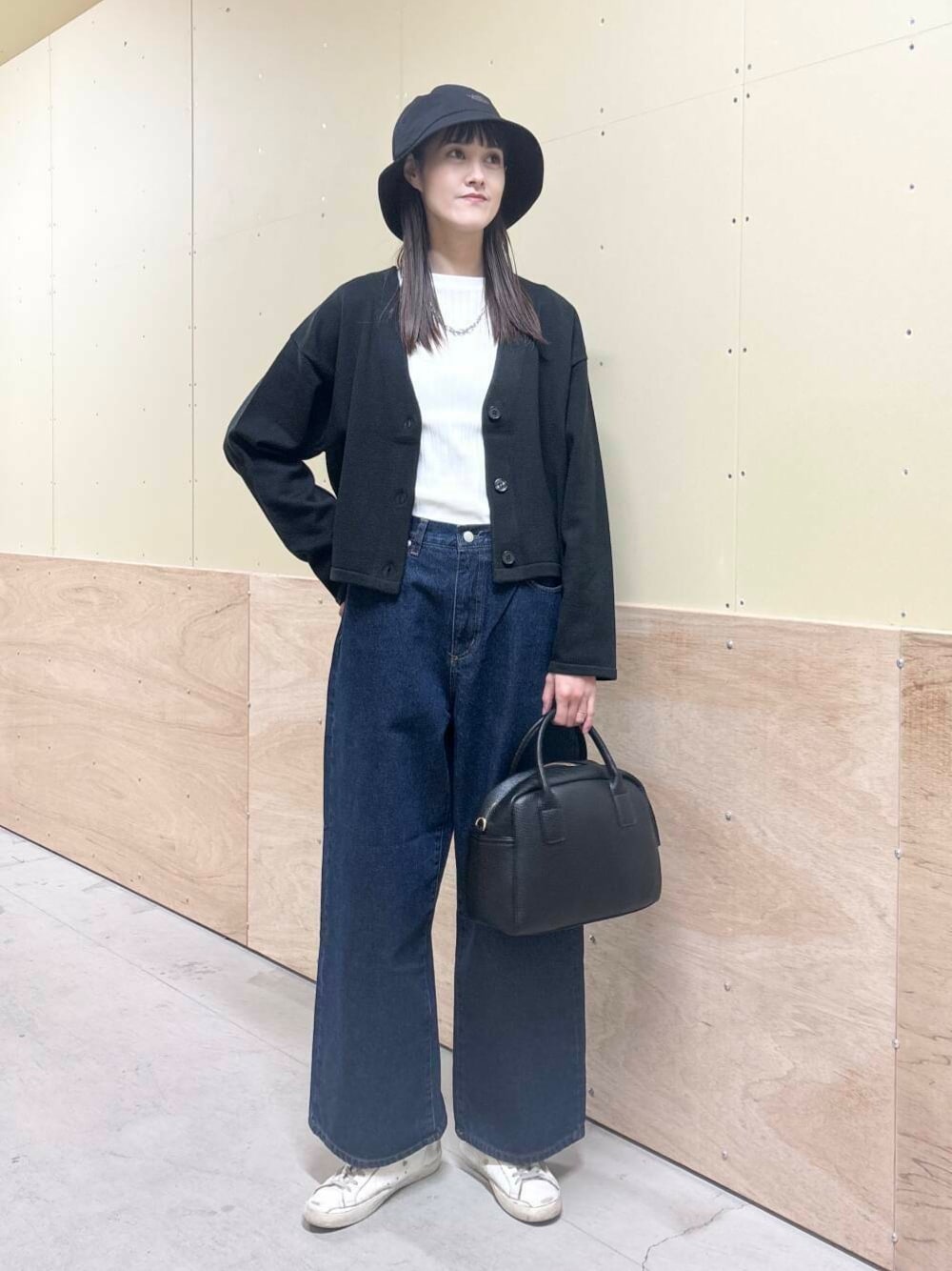 ブルー系のデニムパンツ、ホワイト系のTシャツ/カットソー、ブラック系のボストンバッグを着用したレディースの秋コーディネートの1枚目の写真