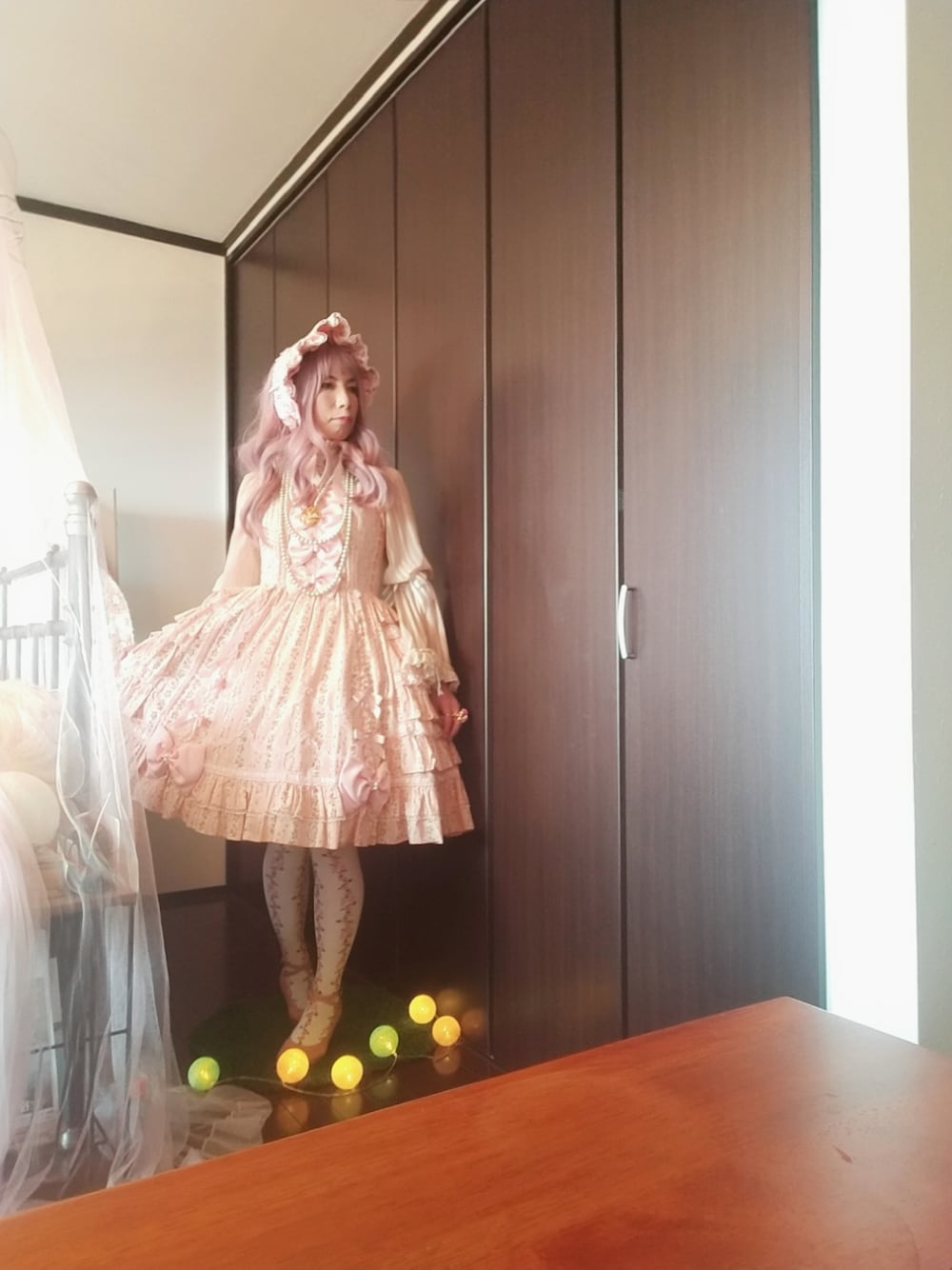 ベージュ系のシャツ/ブラウス、ピンク系のワンピース、ピンク系のシューズを着用したレディースの冬コーディネートの1枚目の写真