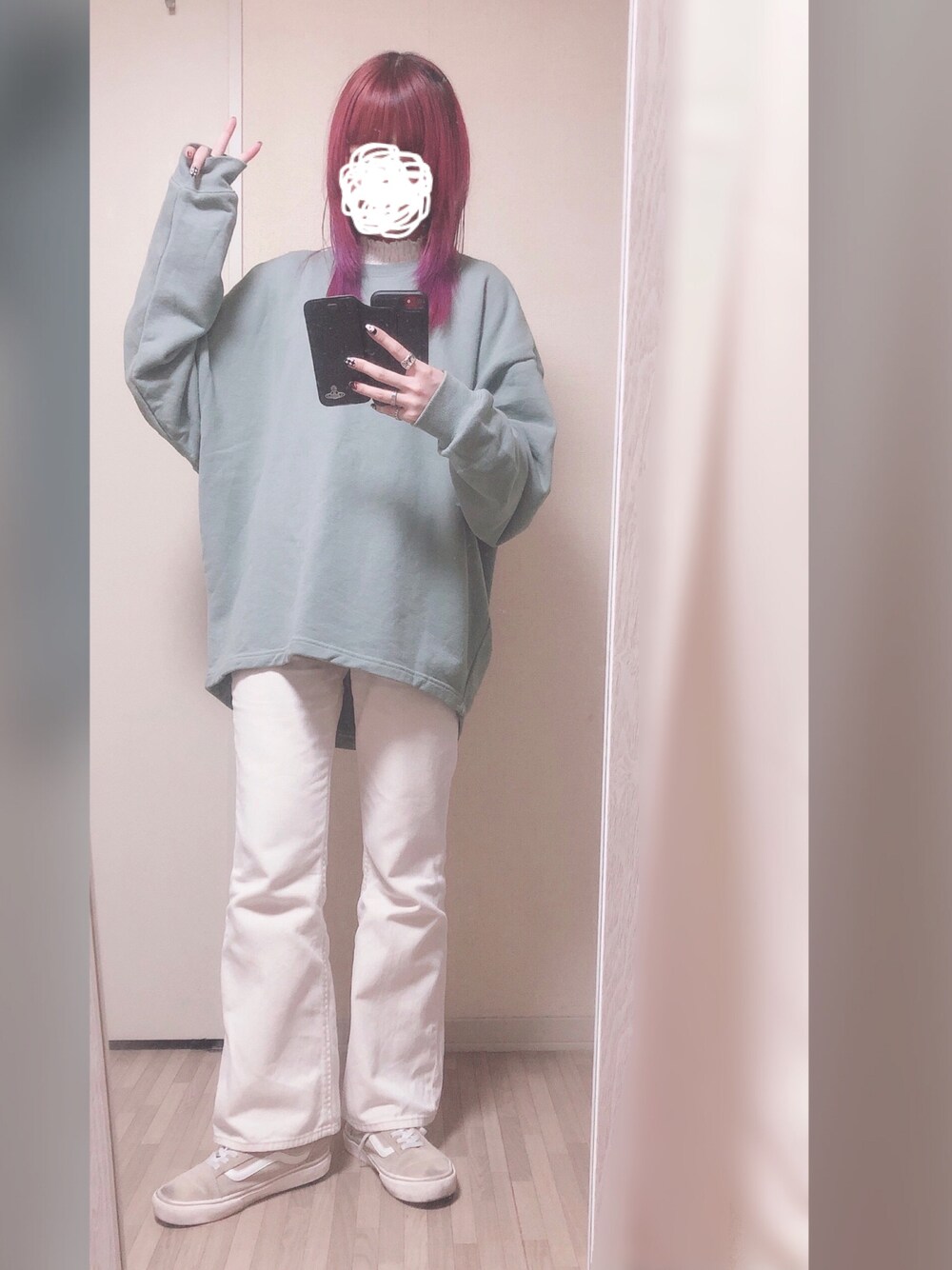 ホワイト系のトップス、グリーン系のTシャツ/カットソー、ホワイト系のその他パンツを着用したレディースの春コーディネートの1枚目の写真