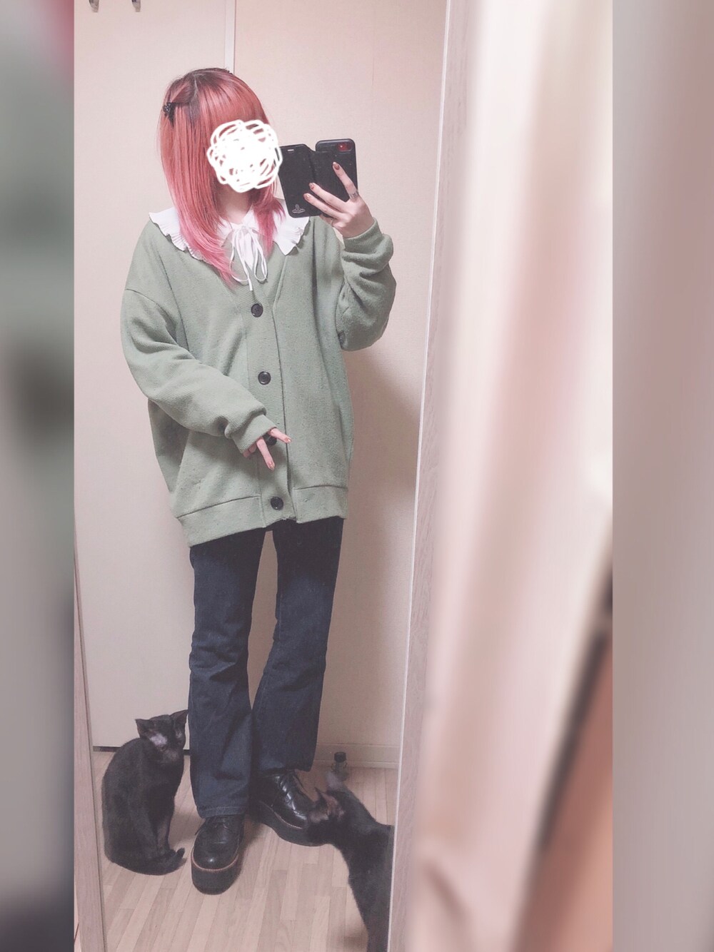 「秋コーデ、ブラウス、フリル襟、カーディガン、フレアデニム、レースアップデニム、厚底シューズ、ジーユー、コムサイズム、アプレジュール」｜「GUのアイテム（シャツ/ブラウス、ホワイト系）」を使った、「 ねむる 」さん（レディース・156cm）の秋コーディネートの1枚目の写真
