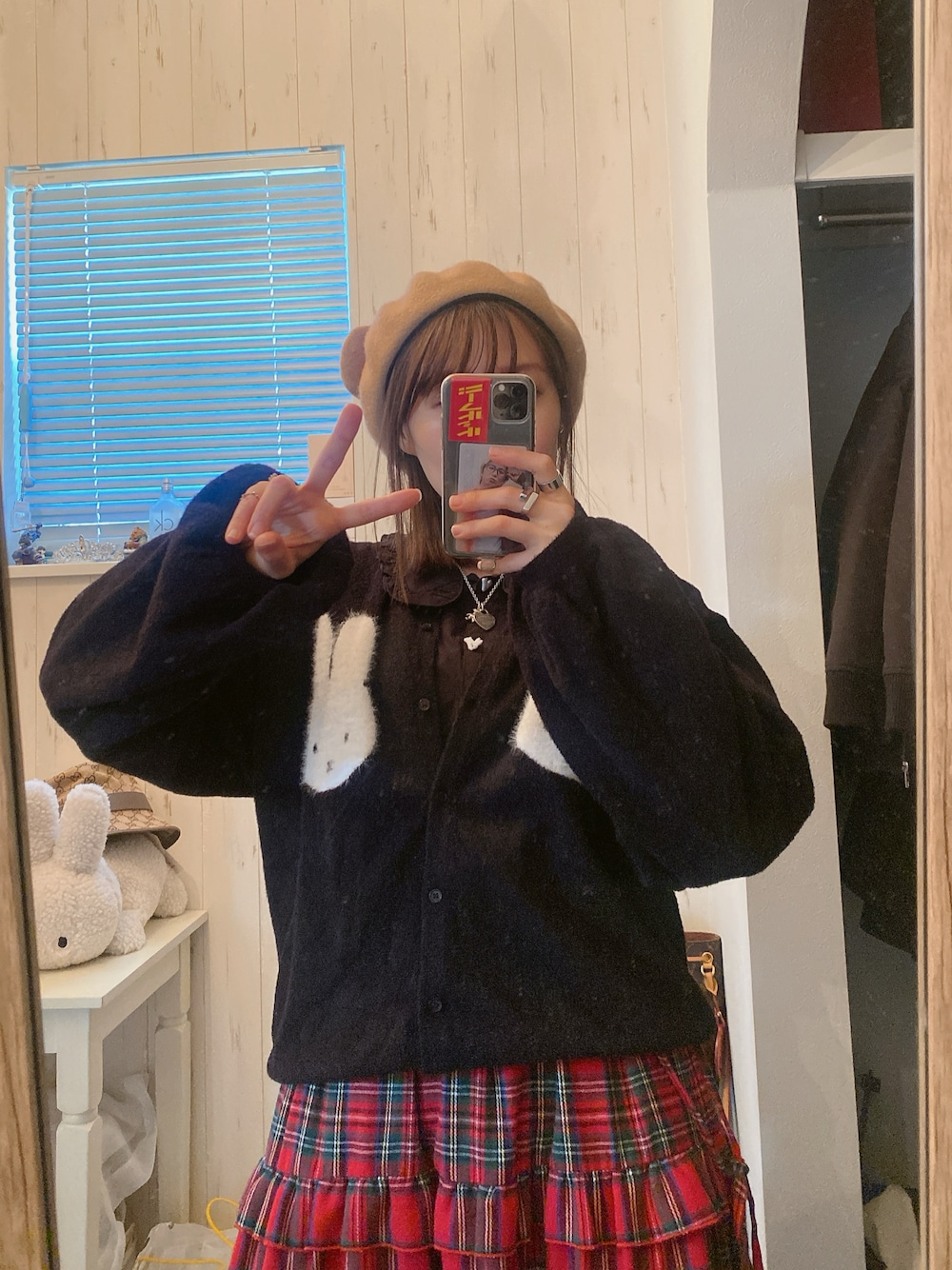 「ベレー帽、カーディガン、ミッフィー、クリスマスに着たい服、赤チェック、チェック、ブラウス」｜「merry jennyのmiffyニットカーディガン（カーディガン/ボレロ、ブラック系）」を使った、Hidemi さん（レディース・153cm）の冬コーディネートの1枚目の写真
