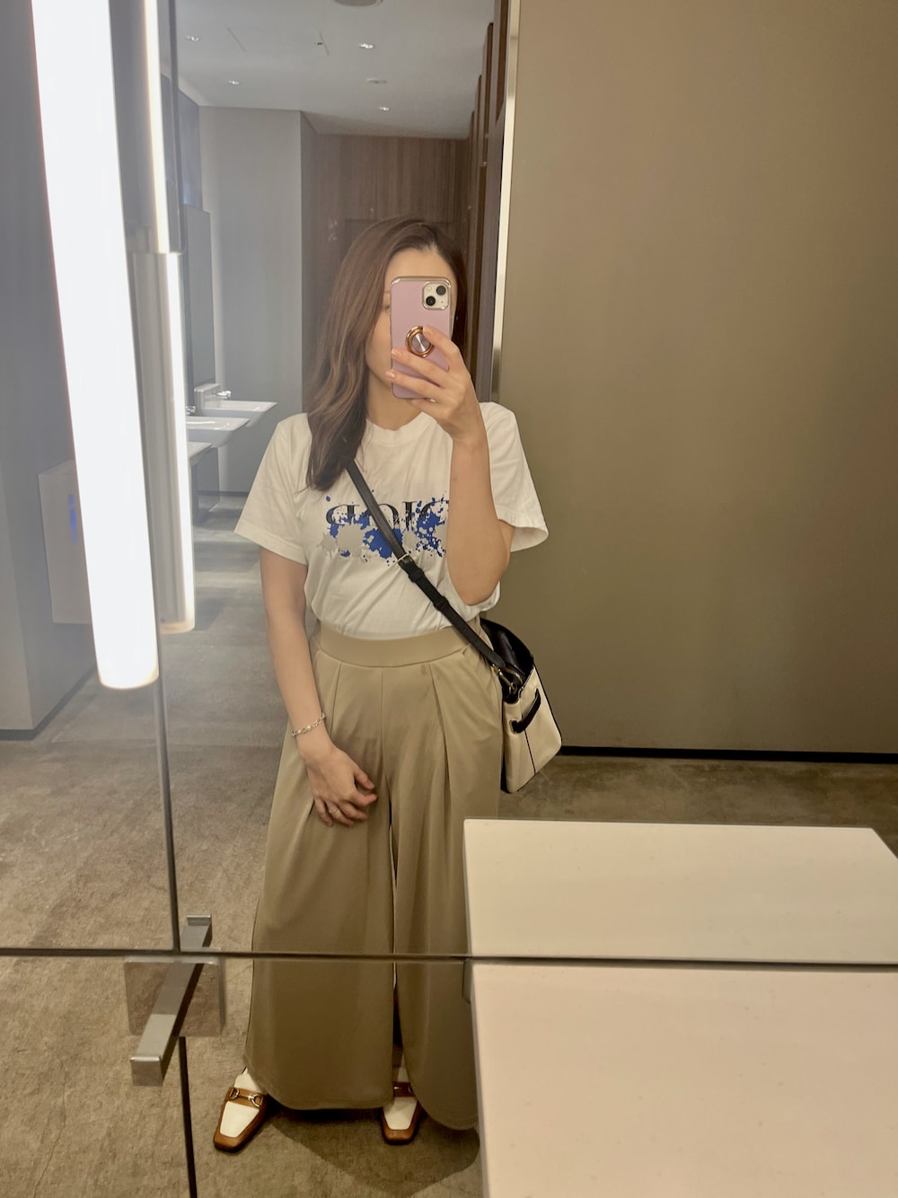 「パンツスタイル、Tシャツ、休日スタイル、ラクチンコーデ、シンプルコーデ」｜「AZUL by moussyのC/Tアイシーフィールタックワイドパンツ（スラックス、ベージュ系）」を使った、Mさん（レディース・157cm）の夏コーディネートの1枚目の写真