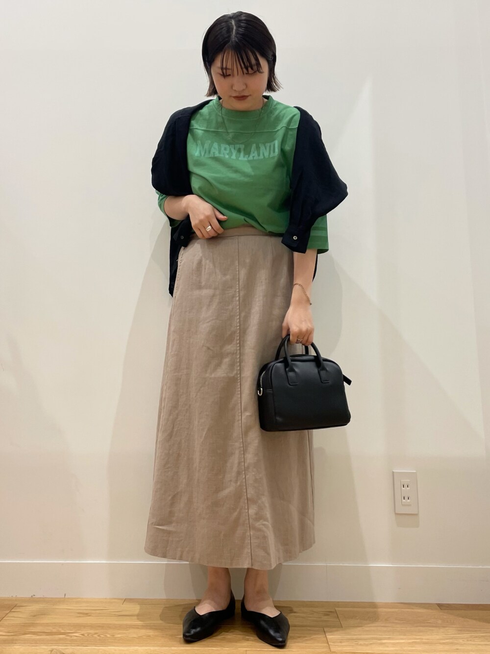 ブラック系のボストンバッグ、ブラック系のその他シューズ、グレー系のスカートを着用したレディースの夏コーディネートの1枚目の写真