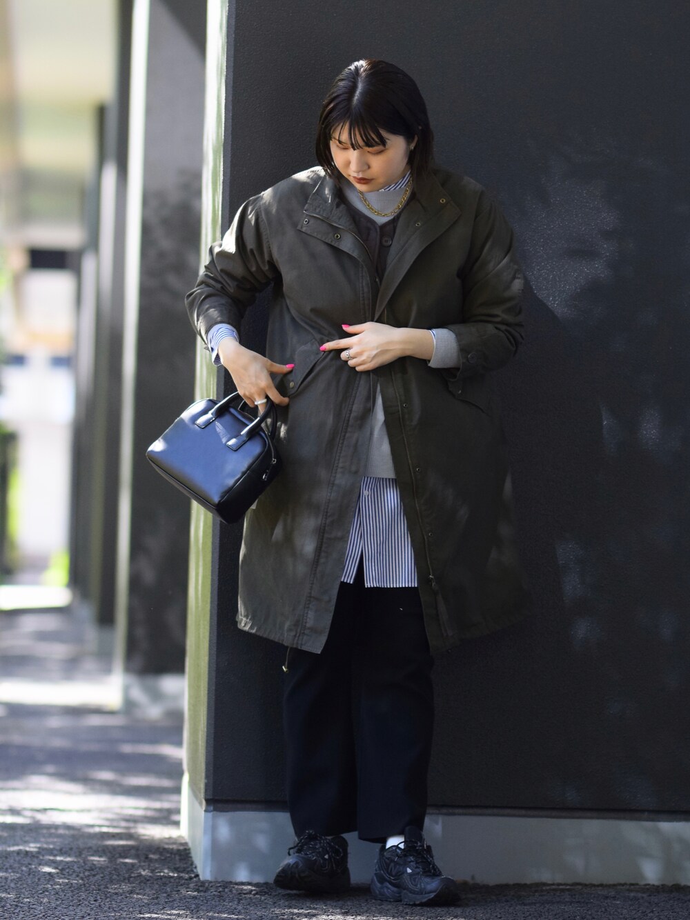 グレー系のミリタリージャケット、その他のシャツ/ブラウス、グレー系のTシャツ/カットソーを着用したレディースの秋コーディネートの1枚目の写真