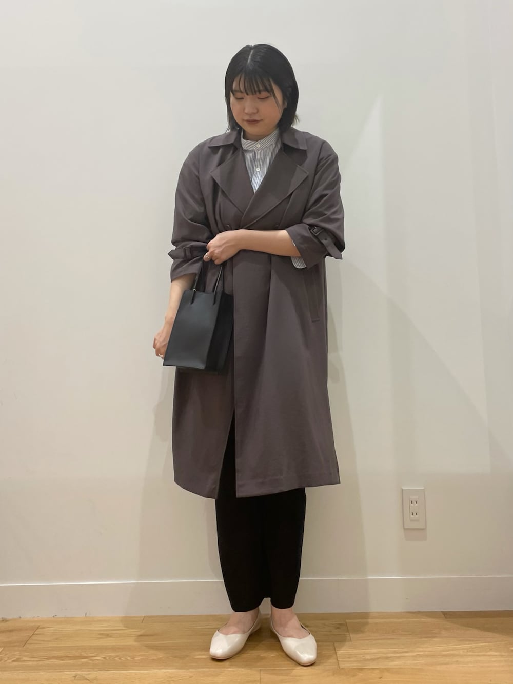 「秋服、休日スタイル、秋のコーデ、オトナカジュアル、楽チンコーデ、休日コーデ、秋、きれいめカジュアル、トレンチコート」｜「URBAN RESEARCHの【撥水加工付き】ウエストドロストトレンチコート（トレンチコート、グレー系）」を使った、rinaさん（レディース・172cm）の秋コーディネートの1枚目の写真