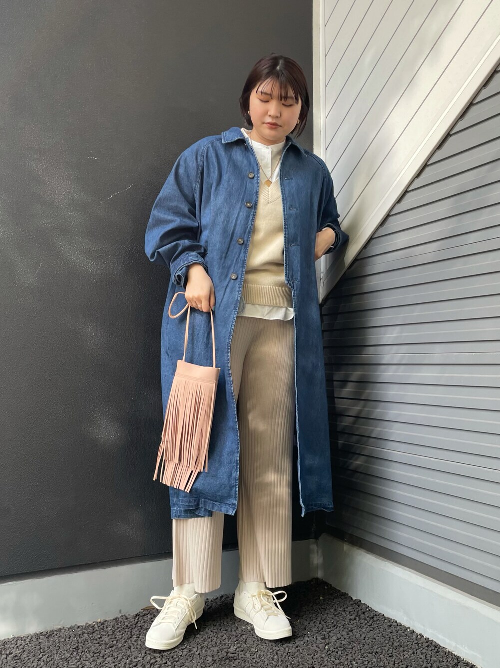 「大人カジュアル、パンツスタイル、今日のコーデ、春コーデ、春カラー、プチプラコーデ、ビッグシルエット、春、シンプル」｜「KBFのステンカラーBIGBIGコート（ステンカラーコート、ブルー系）」を使った、rinaさん（レディース・172cm）の冬コーディネートの1枚目の写真