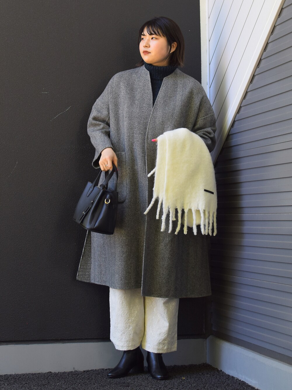 グレー系のその他アウター、ブラック系のトートバッグ、ブラック系のブーツを着用したレディースの冬コーディネートの1枚目の写真