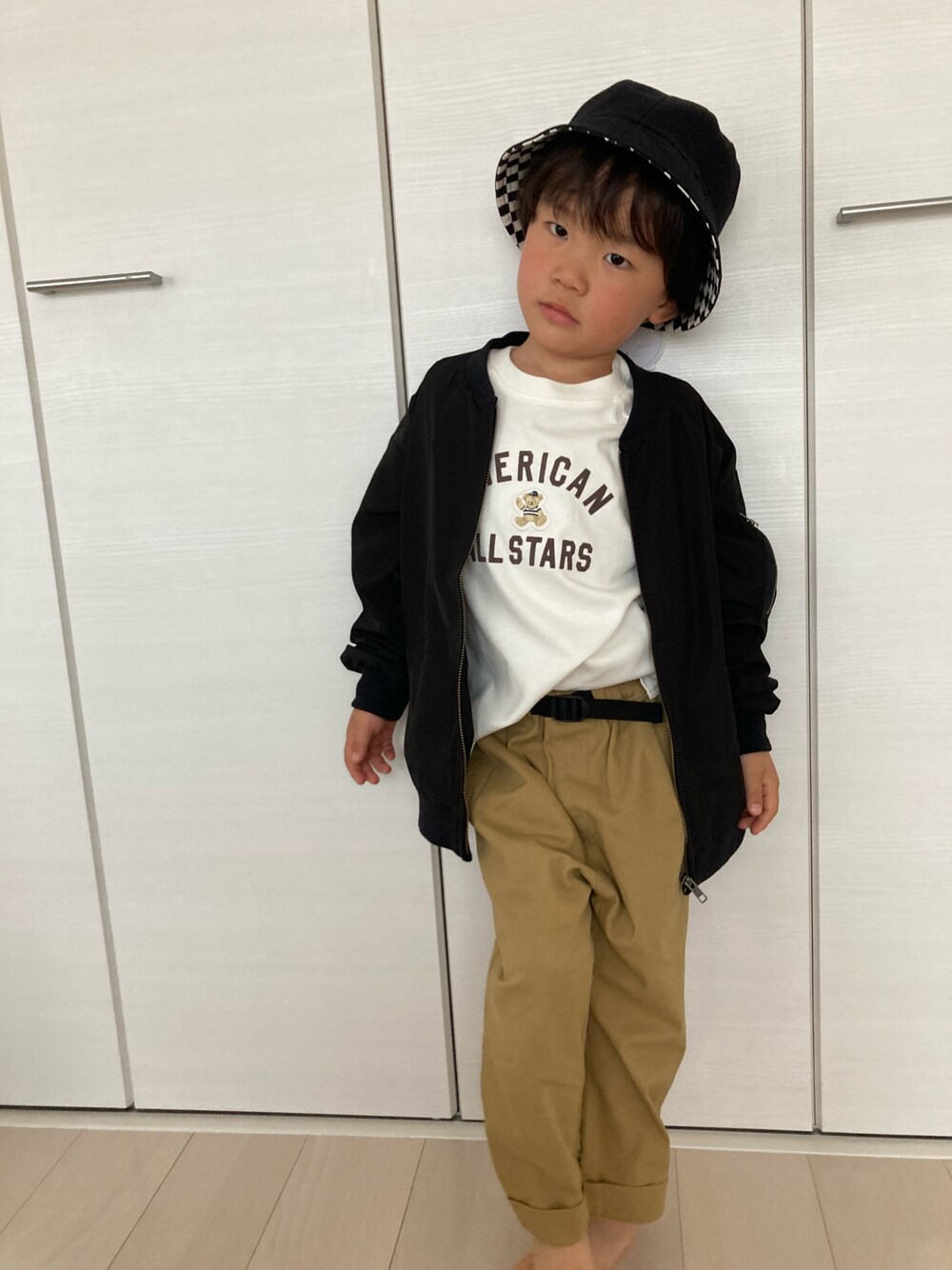 「MA-1、男の子、バケハ、リンクコーデ、4歳、petit main、GLOBAL WORK、白Tシャツ」｜「GLOBAL WORKのキッズ/リバーシブルバケットHAT/219193（ハット、ブラック系）」を使った、EJEMさん（キッズ・110cm）の春コーディネートの1枚目の写真